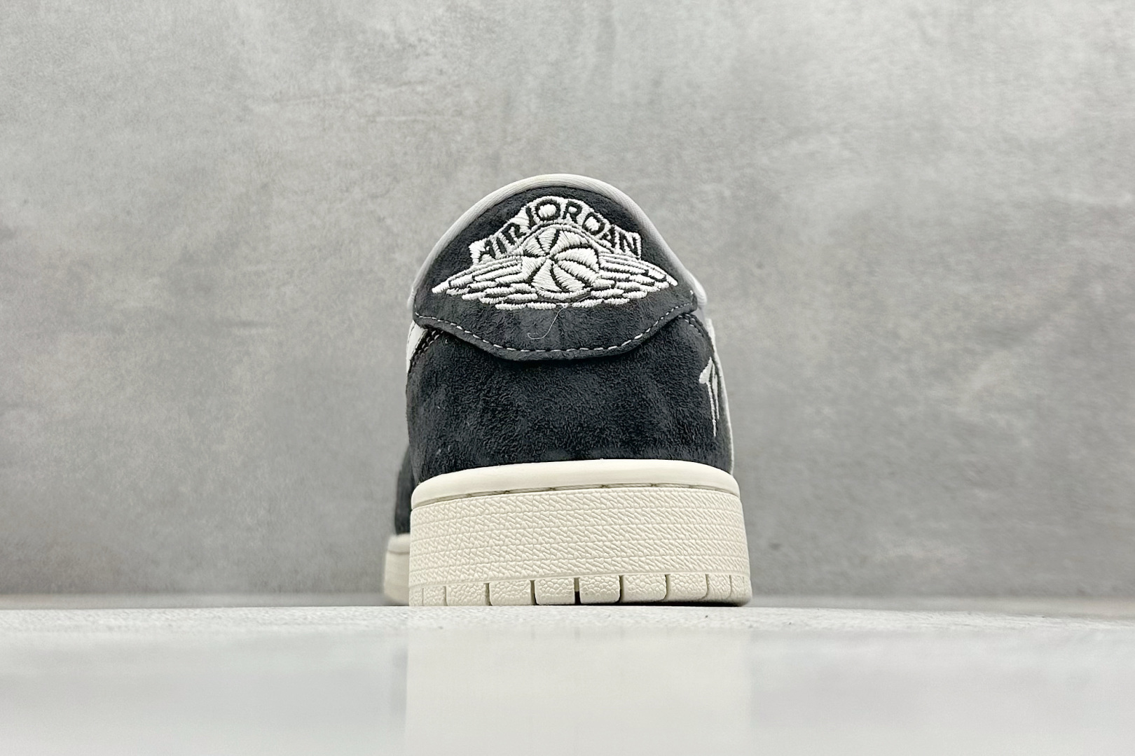 图片[6]-福利特价  Travis Scott x Fragment Design x Air Jordan 1 Low OG SP AJ1 乔1 TS联名 交通灰 低帮文化休闲板鞋  #多方联名合作融合了Travis Scott 独特的音乐风格，藤原浩个性的设计风格以及Jordan品牌的经典元素 使其成为一双具有独特身份和价值的鞋子 清新而立体的外观加上联名标识更突出了其独特身份 这种配色方案显示出活力和时尚感 在视觉上引人注目 鞋身的质感和细腻的细节处理使其显得高端而格调十足 这款“倒钩”联名是设计与创意完美结合 融合多方的个性风格是一款备受瞩目的潮流鞋款 货号：CF3688-055  尺码：36 36.5 37.5 38 38.5 39 40 40.5 41 42 42.5 43 44 44.5 45-选品中心