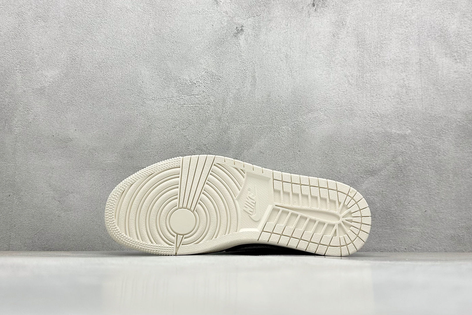 图片[4]-福利特价  Travis Scott x Fragment Design x Air Jordan 1 Low OG SP AJ1 乔1 TS联名 交通灰 低帮文化休闲板鞋  #多方联名合作融合了Travis Scott 独特的音乐风格，藤原浩个性的设计风格以及Jordan品牌的经典元素 使其成为一双具有独特身份和价值的鞋子 清新而立体的外观加上联名标识更突出了其独特身份 这种配色方案显示出活力和时尚感 在视觉上引人注目 鞋身的质感和细腻的细节处理使其显得高端而格调十足 这款“倒钩”联名是设计与创意完美结合 融合多方的个性风格是一款备受瞩目的潮流鞋款 货号：CF3688-055  尺码：36 36.5 37.5 38 38.5 39 40 40.5 41 42 42.5 43 44 44.5 45-选品中心