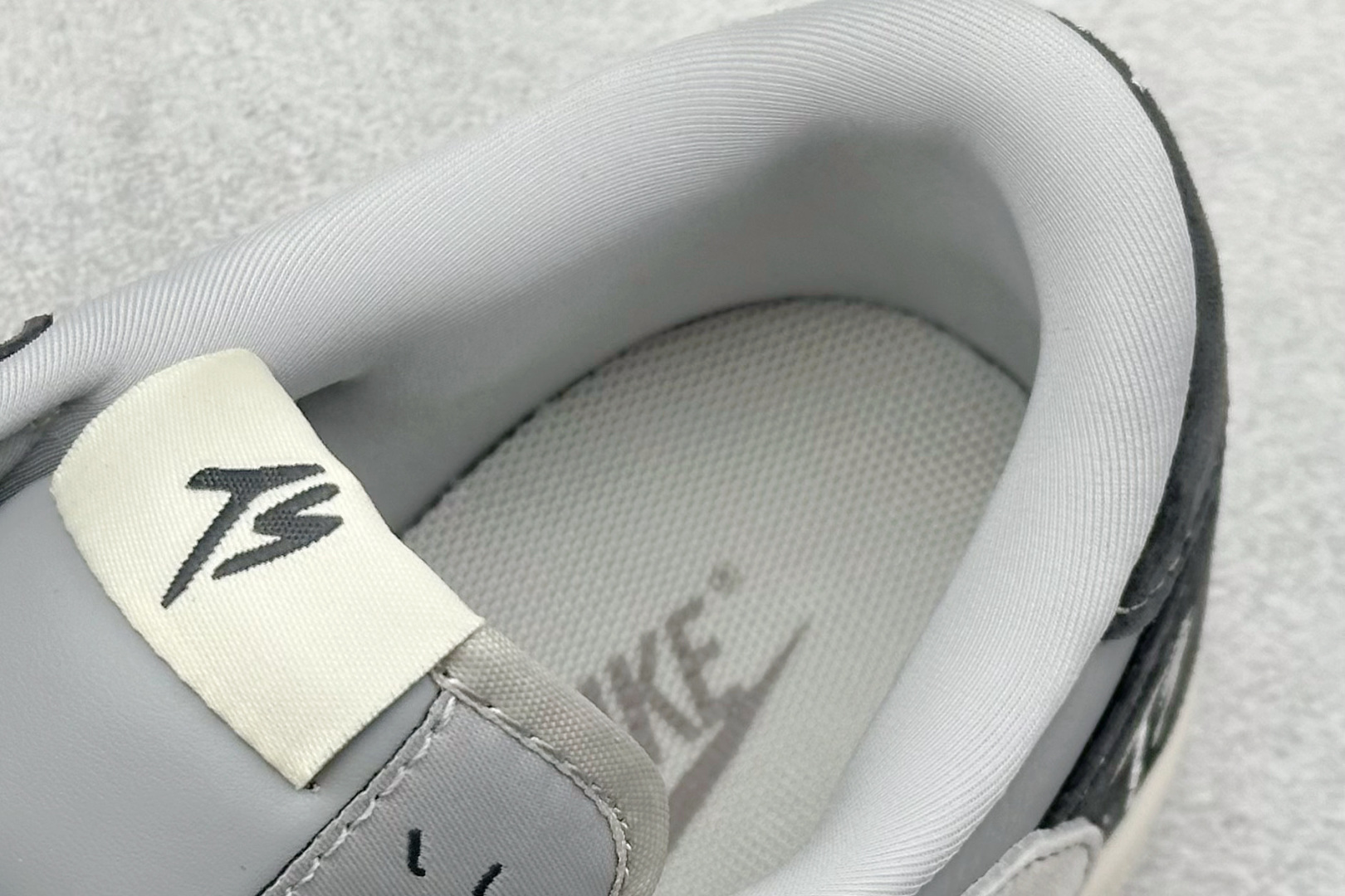 图片[8]-福利特价  Travis Scott x Fragment Design x Air Jordan 1 Low OG SP AJ1 乔1 TS联名 交通灰 低帮文化休闲板鞋  #多方联名合作融合了Travis Scott 独特的音乐风格，藤原浩个性的设计风格以及Jordan品牌的经典元素 使其成为一双具有独特身份和价值的鞋子 清新而立体的外观加上联名标识更突出了其独特身份 这种配色方案显示出活力和时尚感 在视觉上引人注目 鞋身的质感和细腻的细节处理使其显得高端而格调十足 这款“倒钩”联名是设计与创意完美结合 融合多方的个性风格是一款备受瞩目的潮流鞋款 货号：CF3688-055  尺码：36 36.5 37.5 38 38.5 39 40 40.5 41 42 42.5 43 44 44.5 45-选品中心