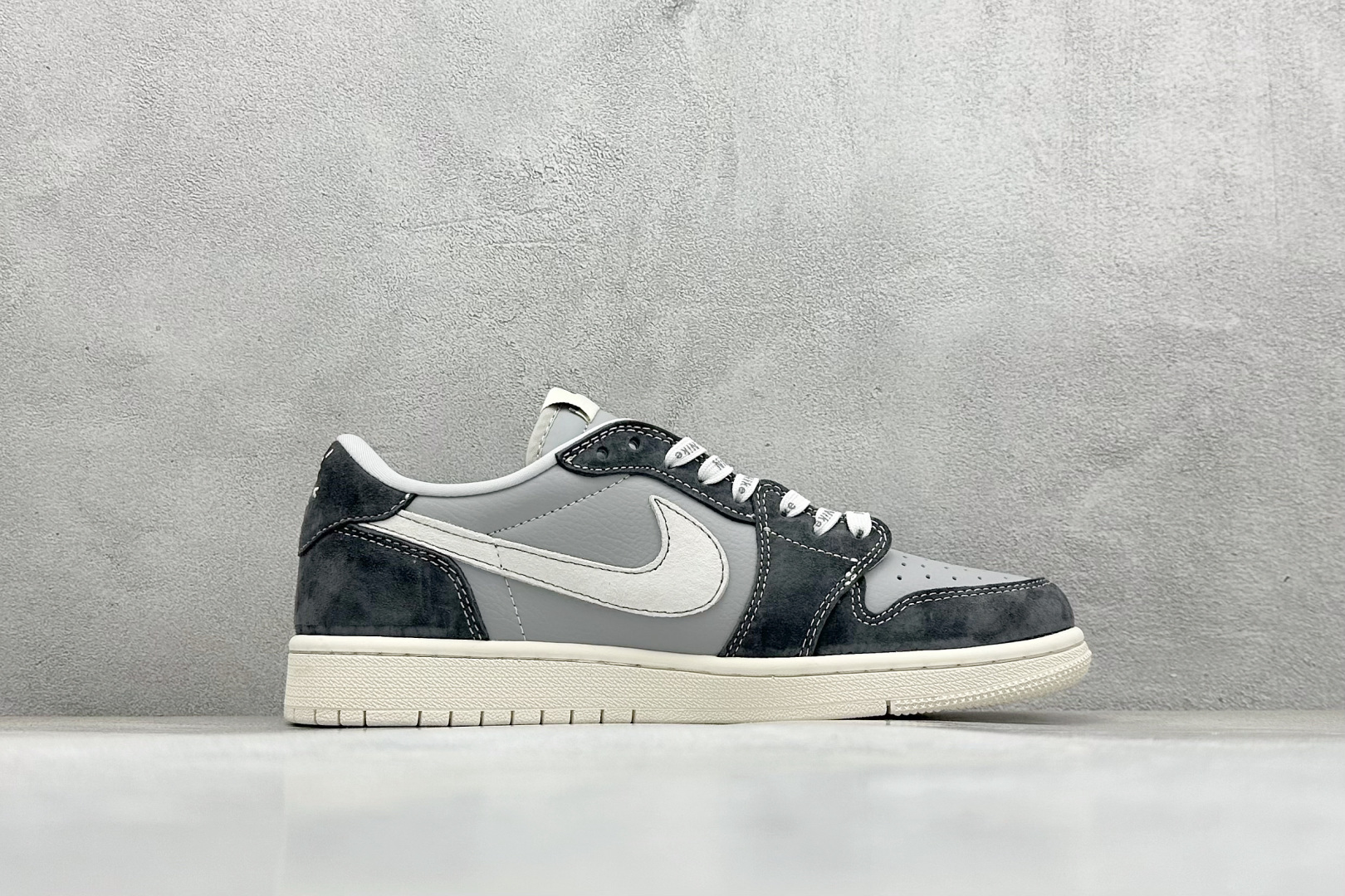 图片[2]-福利特价  Travis Scott x Fragment Design x Air Jordan 1 Low OG SP AJ1 乔1 TS联名 交通灰 低帮文化休闲板鞋  #多方联名合作融合了Travis Scott 独特的音乐风格，藤原浩个性的设计风格以及Jordan品牌的经典元素 使其成为一双具有独特身份和价值的鞋子 清新而立体的外观加上联名标识更突出了其独特身份 这种配色方案显示出活力和时尚感 在视觉上引人注目 鞋身的质感和细腻的细节处理使其显得高端而格调十足 这款“倒钩”联名是设计与创意完美结合 融合多方的个性风格是一款备受瞩目的潮流鞋款 货号：CF3688-055  尺码：36 36.5 37.5 38 38.5 39 40 40.5 41 42 42.5 43 44 44.5 45-选品中心