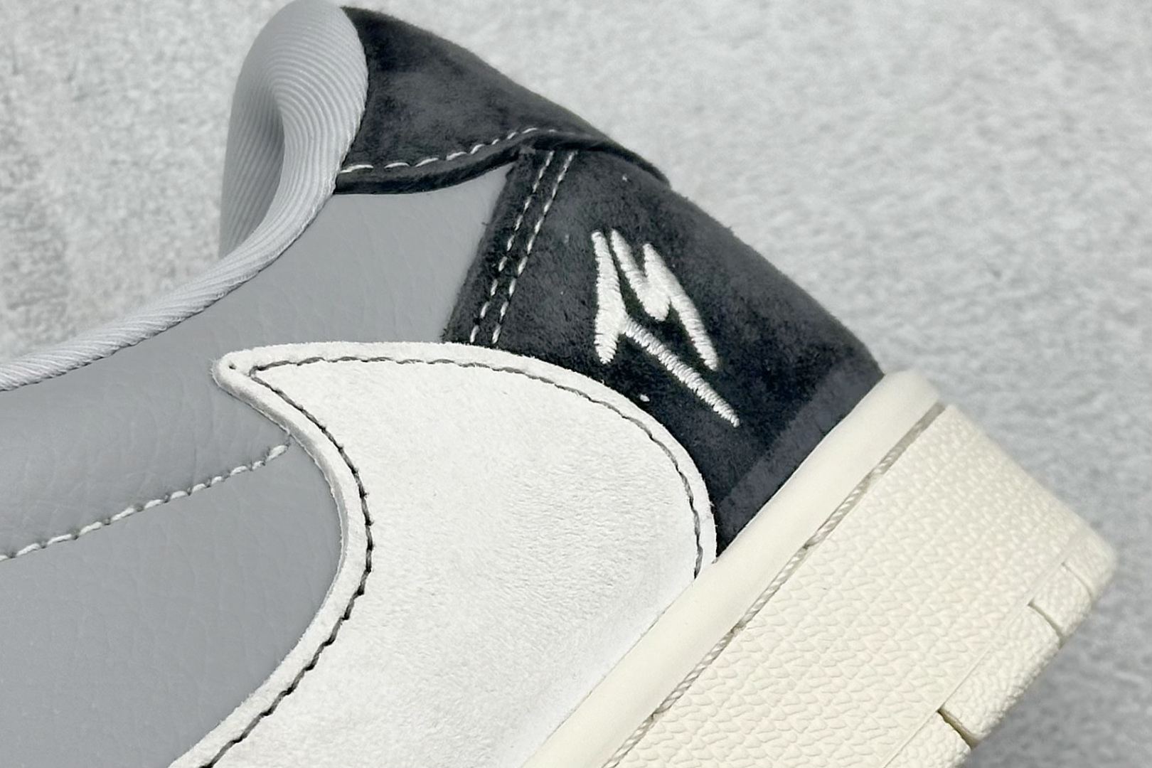 图片[9]-福利特价  Travis Scott x Fragment Design x Air Jordan 1 Low OG SP AJ1 乔1 TS联名 交通灰 低帮文化休闲板鞋  #多方联名合作融合了Travis Scott 独特的音乐风格，藤原浩个性的设计风格以及Jordan品牌的经典元素 使其成为一双具有独特身份和价值的鞋子 清新而立体的外观加上联名标识更突出了其独特身份 这种配色方案显示出活力和时尚感 在视觉上引人注目 鞋身的质感和细腻的细节处理使其显得高端而格调十足 这款“倒钩”联名是设计与创意完美结合 融合多方的个性风格是一款备受瞩目的潮流鞋款 货号：CF3688-055  尺码：36 36.5 37.5 38 38.5 39 40 40.5 41 42 42.5 43 44 44.5 45-选品中心