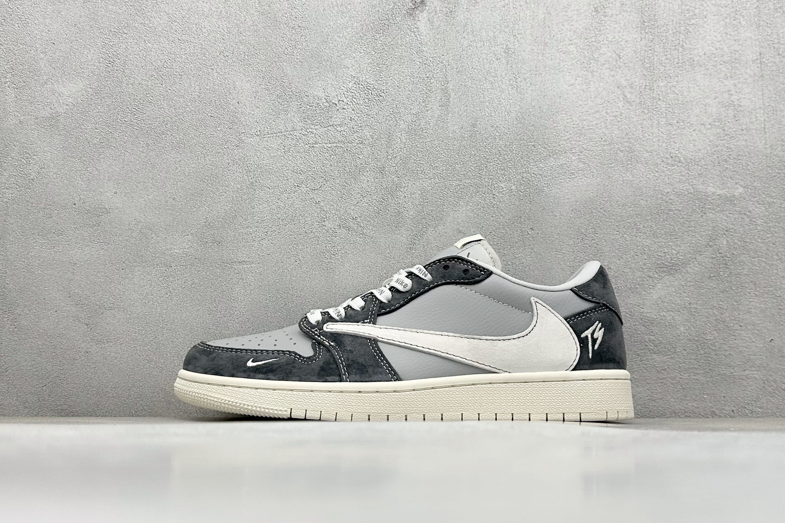 福利特价  Travis Scott x Fragment Design x Air Jordan 1 Low OG SP AJ1 乔1 TS联名 交通灰 低帮文化休闲板鞋  #多方联名合作融合了Travis Scott 独特的音乐风格，藤原浩个性的设计风格以及Jordan品牌的经典元素 使其成为一双具有独特身份和价值的鞋子 清新而立体的外观加上联名标识更突出了其独特身份 这种配色方案显示出活力和时尚感 在视觉上引人注目 鞋身的质感和细腻的细节处理使其显得高端而格调十足 这款“倒钩”联名是设计与创意完美结合 融合多方的个性风格是一款备受瞩目的潮流鞋款 货号：CF3688-055  尺码：36 36.5 37.5 38 38.5 39 40 40.5 41 42 42.5 43 44 44.5 45-选品中心