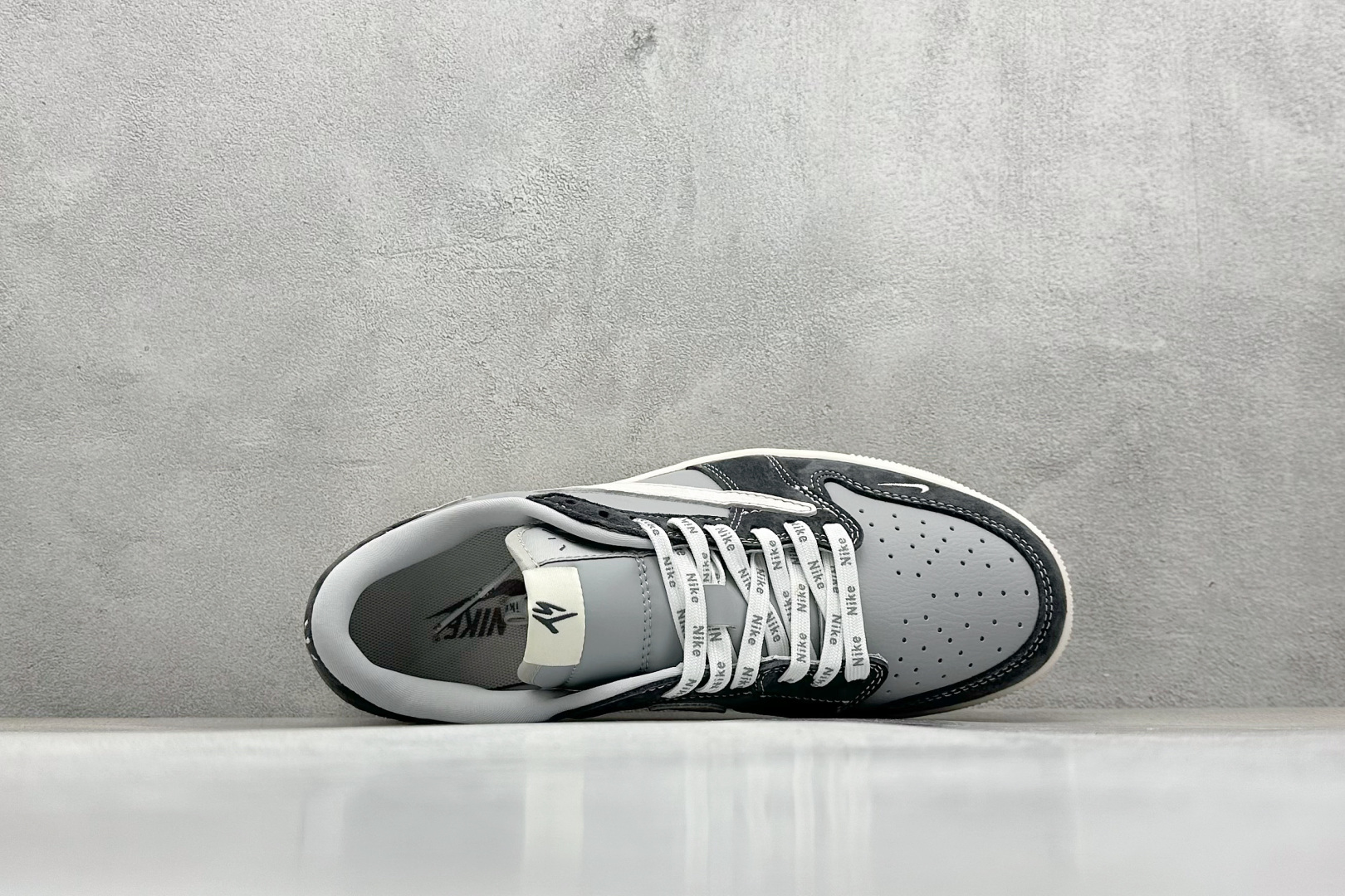 图片[3]-福利特价  Travis Scott x Fragment Design x Air Jordan 1 Low OG SP AJ1 乔1 TS联名 交通灰 低帮文化休闲板鞋  #多方联名合作融合了Travis Scott 独特的音乐风格，藤原浩个性的设计风格以及Jordan品牌的经典元素 使其成为一双具有独特身份和价值的鞋子 清新而立体的外观加上联名标识更突出了其独特身份 这种配色方案显示出活力和时尚感 在视觉上引人注目 鞋身的质感和细腻的细节处理使其显得高端而格调十足 这款“倒钩”联名是设计与创意完美结合 融合多方的个性风格是一款备受瞩目的潮流鞋款 货号：CF3688-055  尺码：36 36.5 37.5 38 38.5 39 40 40.5 41 42 42.5 43 44 44.5 45-选品中心