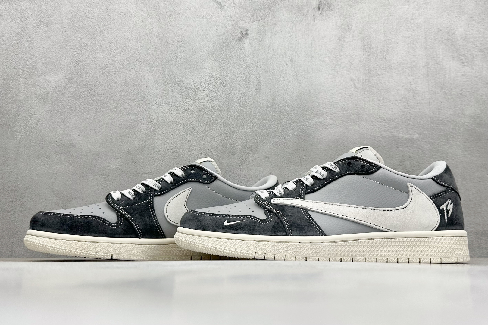 图片[5]-福利特价  Travis Scott x Fragment Design x Air Jordan 1 Low OG SP AJ1 乔1 TS联名 交通灰 低帮文化休闲板鞋  #多方联名合作融合了Travis Scott 独特的音乐风格，藤原浩个性的设计风格以及Jordan品牌的经典元素 使其成为一双具有独特身份和价值的鞋子 清新而立体的外观加上联名标识更突出了其独特身份 这种配色方案显示出活力和时尚感 在视觉上引人注目 鞋身的质感和细腻的细节处理使其显得高端而格调十足 这款“倒钩”联名是设计与创意完美结合 融合多方的个性风格是一款备受瞩目的潮流鞋款 货号：CF3688-055  尺码：36 36.5 37.5 38 38.5 39 40 40.5 41 42 42.5 43 44 44.5 45-选品中心