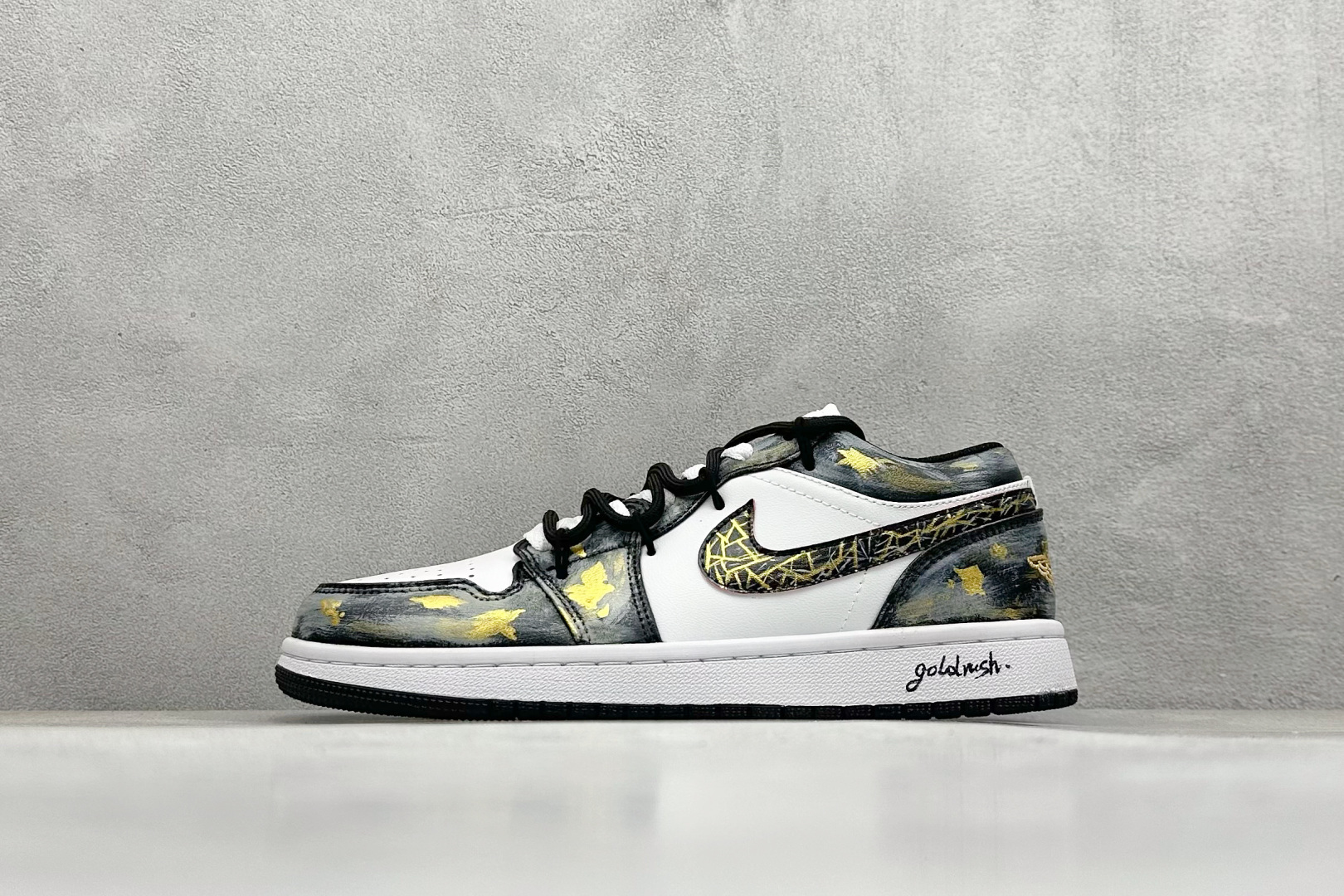 Air Jordan 1 Retro Low 摸金校尉 特殊礼袋 新中式 手绘 晕染 泼墨 官方同步新色 原装级产物 拒绝公底 立体鞋型 细节完美 高清洁度 购置公司同步原材料 原汁原味 忠于原版 货号：553558 165 尺码：36 36.5 37.5 38 38.5 39 40 40.5 41 42 42.5 43 44 44.5 45-选品中心