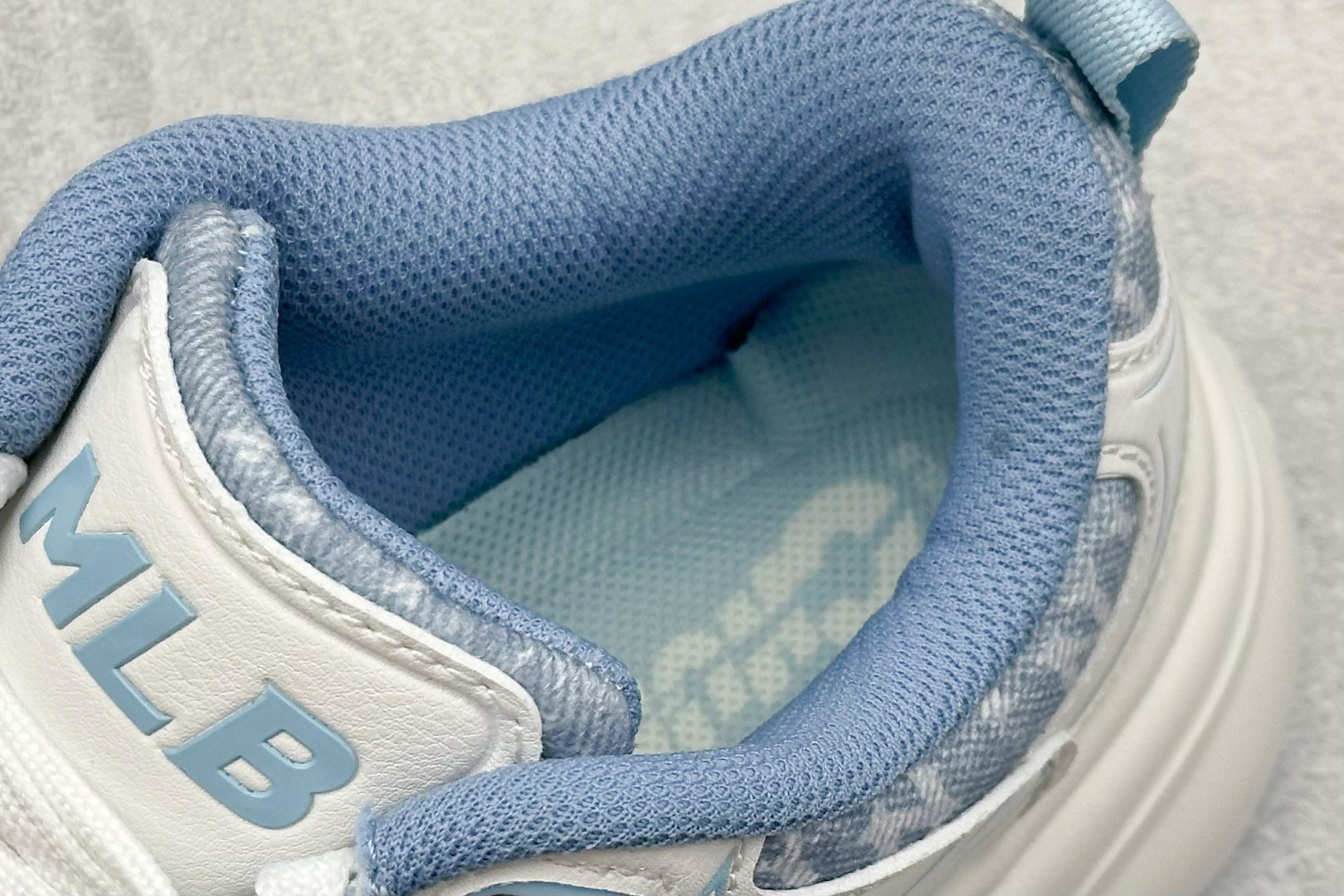 图片[8]-MLB Chunky Dia Monogram 复古老爹鞋 后跟加厚 呵护脚后跟 立体保护软绵鞋口 轻松穿脱不磨脚 鞋头安全防撞包裹鞋头 符合人体结构 精心设计 行走柔软触感 鞋底耐磨性强 稳定性高 抓地更牢 不易打滑 进口纳米材质 原盒雷射防伪标 尺码：35-41-选品中心