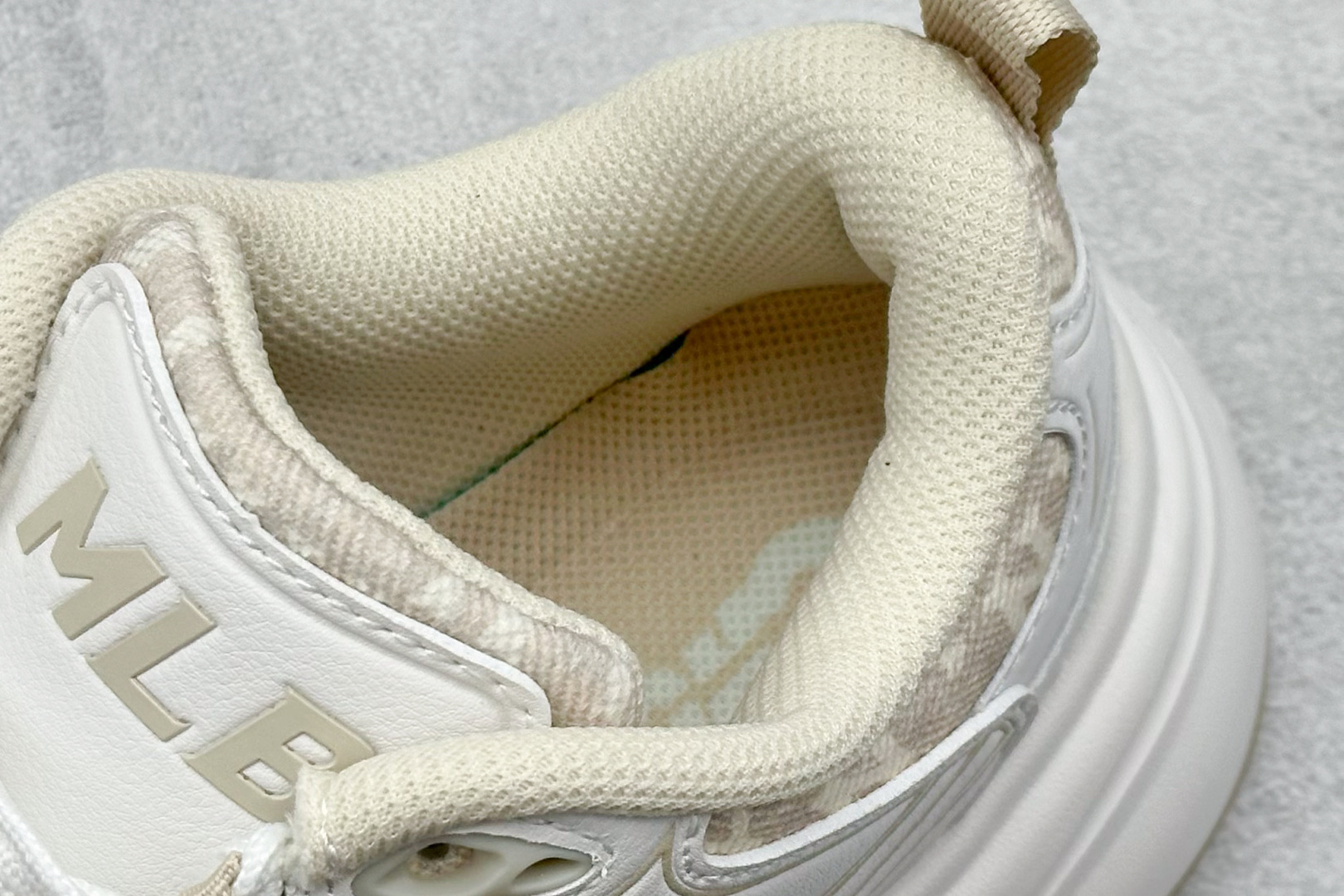 图片[8]-MLB Chunky Dia Monogram 复古老爹鞋 后跟加厚 呵护脚后跟 立体保护软绵鞋口 轻松穿脱不磨脚 鞋头安全防撞包裹鞋头 符合人体结构 精心设计 行走柔软触感 鞋底耐磨性强 稳定性高 抓地更牢 不易打滑 进口纳米材质 原盒雷射防伪标 尺码：35-41-选品中心