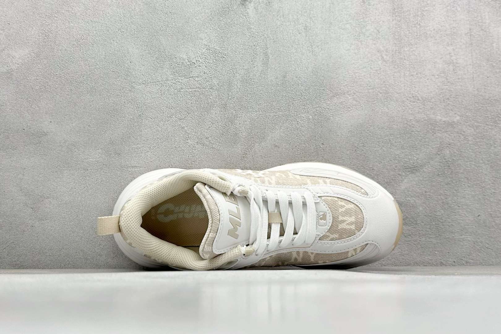 图片[3]-MLB Chunky Dia Monogram 复古老爹鞋 后跟加厚 呵护脚后跟 立体保护软绵鞋口 轻松穿脱不磨脚 鞋头安全防撞包裹鞋头 符合人体结构 精心设计 行走柔软触感 鞋底耐磨性强 稳定性高 抓地更牢 不易打滑 进口纳米材质 原盒雷射防伪标 尺码：35-41-选品中心