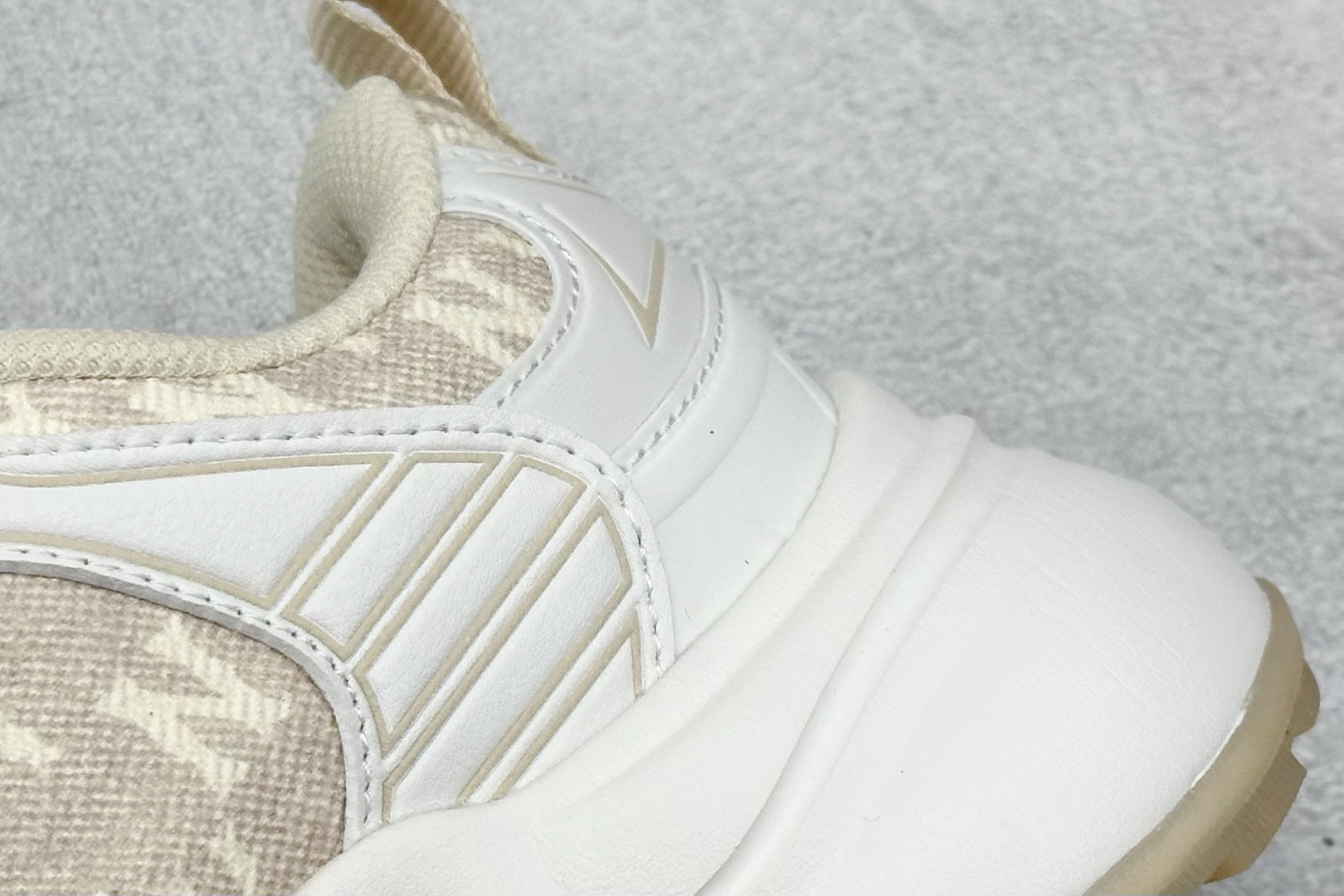 图片[9]-MLB Chunky Dia Monogram 复古老爹鞋 后跟加厚 呵护脚后跟 立体保护软绵鞋口 轻松穿脱不磨脚 鞋头安全防撞包裹鞋头 符合人体结构 精心设计 行走柔软触感 鞋底耐磨性强 稳定性高 抓地更牢 不易打滑 进口纳米材质 原盒雷射防伪标 尺码：35-41-选品中心