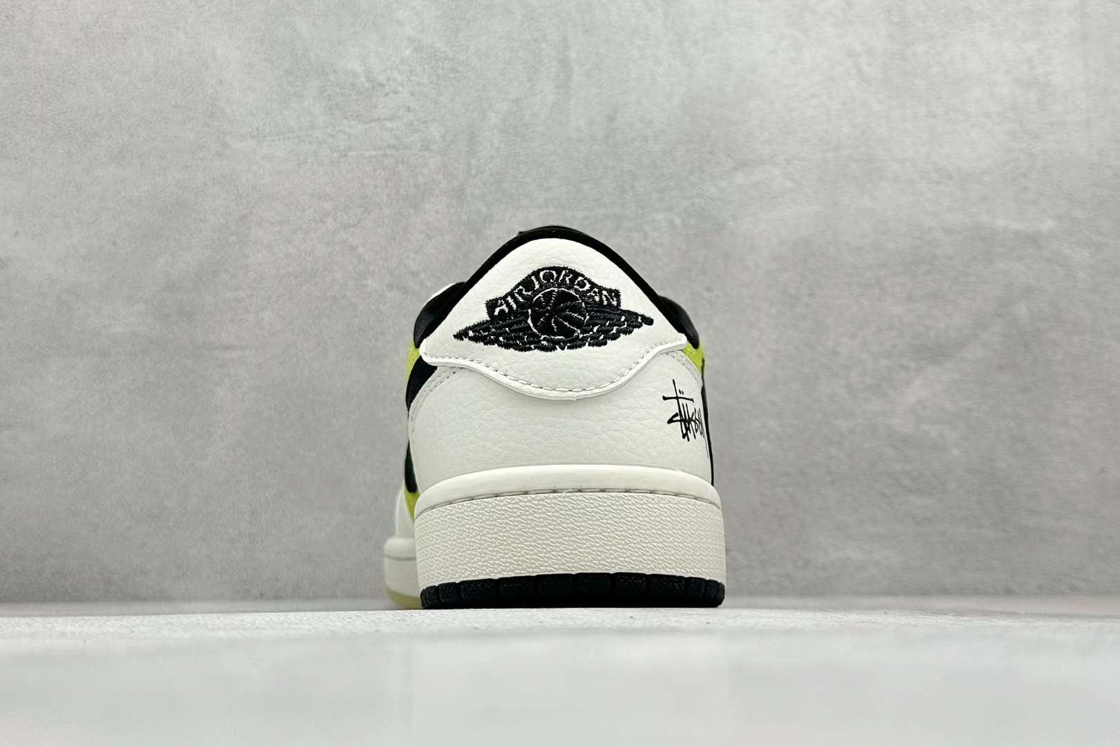 图片[6]-福利特价  Fragment x Travis Scott x 斯图西 Air Jordan 1 Low 三方联名倒钩 性价比原盒出货 全新的三方联名低帮倒钩鞋面延续了黑脚趾设计，整双鞋以全荔枝皮打造，腰身搭配白色「倒勾」，再点缀上Travis Scott 标志性的Logo，后跟处以藤原浩最拿手的蓝色为主色调，完善极具Fragment Design的白蓝黑设计风格，左右脚分别以Travis Scott鬼脸和乔丹飞翼加以修饰，彰显出三方联名的奢华格调。 货号：JH6089 002 尺码：36 36.5 37.5 38 38.5 39 40 40.5 41 42 42.5 43 44 44.5 45-选品中心