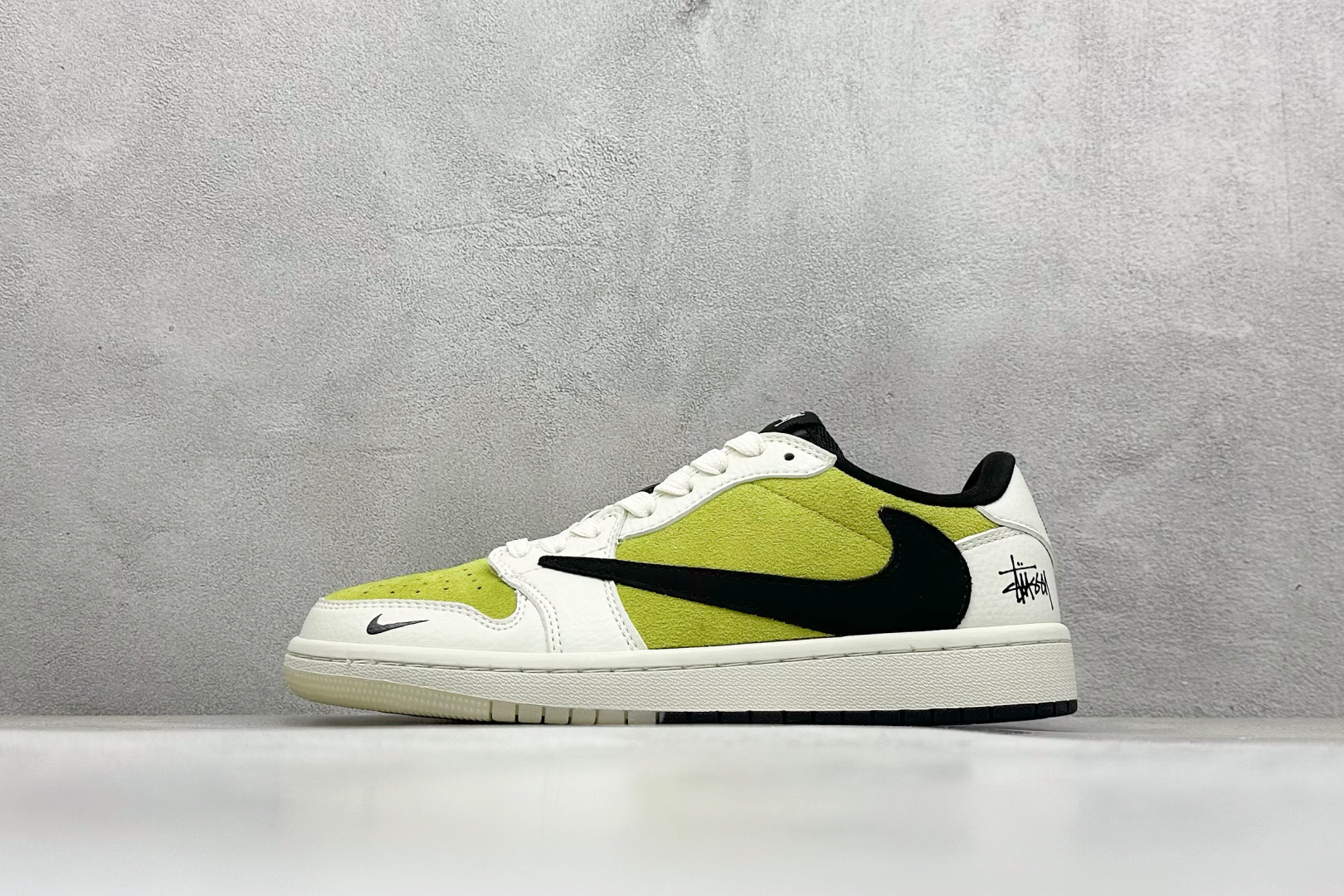 福利特价  Fragment x Travis Scott x 斯图西 Air Jordan 1 Low 三方联名倒钩 性价比原盒出货 全新的三方联名低帮倒钩鞋面延续了黑脚趾设计，整双鞋以全荔枝皮打造，腰身搭配白色「倒勾」，再点缀上Travis Scott 标志性的Logo，后跟处以藤原浩最拿手的蓝色为主色调，完善极具Fragment Design的白蓝黑设计风格，左右脚分别以Travis Scott鬼脸和乔丹飞翼加以修饰，彰显出三方联名的奢华格调。 货号：JH6089 002 尺码：36 36.5 37.5 38 38.5 39 40 40.5 41 42 42.5 43 44 44.5 45-选品中心