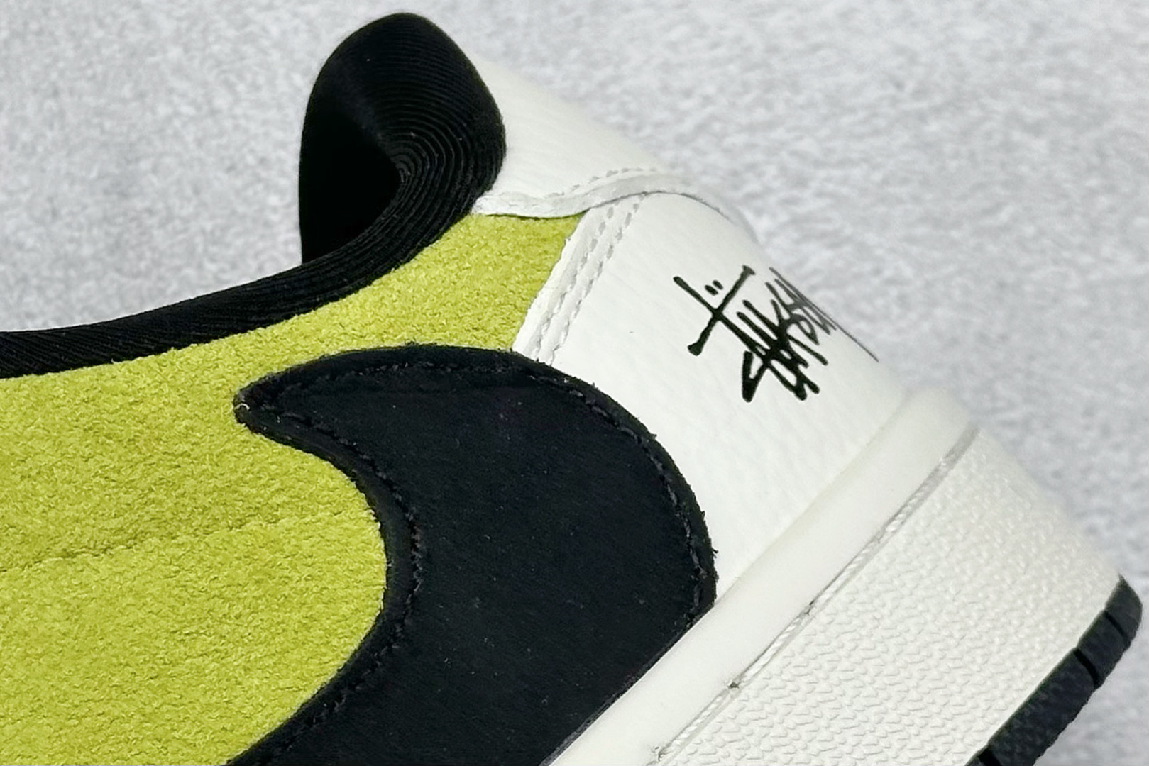 图片[9]-福利特价  Fragment x Travis Scott x 斯图西 Air Jordan 1 Low 三方联名倒钩 性价比原盒出货 全新的三方联名低帮倒钩鞋面延续了黑脚趾设计，整双鞋以全荔枝皮打造，腰身搭配白色「倒勾」，再点缀上Travis Scott 标志性的Logo，后跟处以藤原浩最拿手的蓝色为主色调，完善极具Fragment Design的白蓝黑设计风格，左右脚分别以Travis Scott鬼脸和乔丹飞翼加以修饰，彰显出三方联名的奢华格调。 货号：JH6089 002 尺码：36 36.5 37.5 38 38.5 39 40 40.5 41 42 42.5 43 44 44.5 45-选品中心