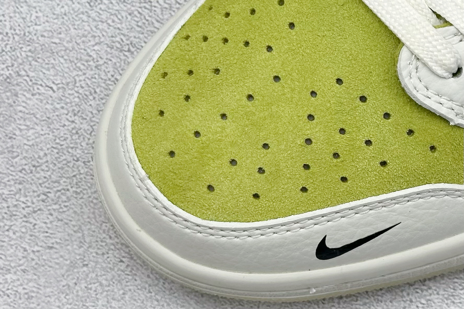 图片[7]-福利特价  Fragment x Travis Scott x 斯图西 Air Jordan 1 Low 三方联名倒钩 性价比原盒出货 全新的三方联名低帮倒钩鞋面延续了黑脚趾设计，整双鞋以全荔枝皮打造，腰身搭配白色「倒勾」，再点缀上Travis Scott 标志性的Logo，后跟处以藤原浩最拿手的蓝色为主色调，完善极具Fragment Design的白蓝黑设计风格，左右脚分别以Travis Scott鬼脸和乔丹飞翼加以修饰，彰显出三方联名的奢华格调。 货号：JH6089 002 尺码：36 36.5 37.5 38 38.5 39 40 40.5 41 42 42.5 43 44 44.5 45-选品中心