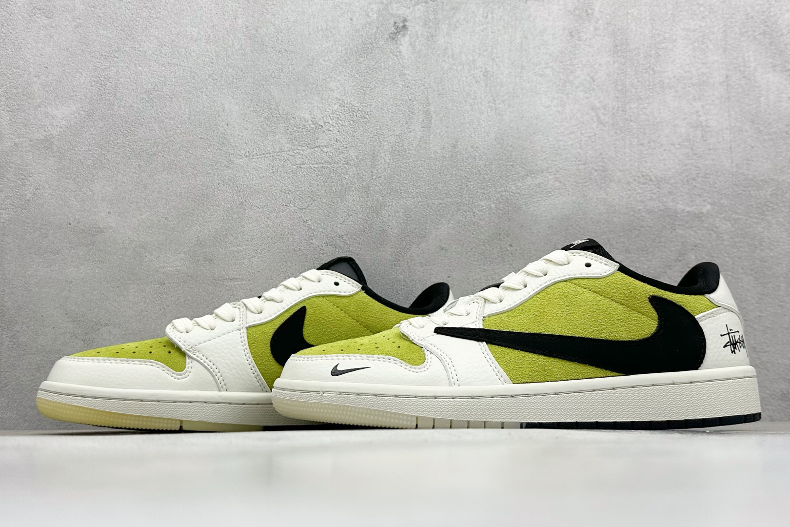 图片[5]-福利特价  Fragment x Travis Scott x 斯图西 Air Jordan 1 Low 三方联名倒钩 性价比原盒出货 全新的三方联名低帮倒钩鞋面延续了黑脚趾设计，整双鞋以全荔枝皮打造，腰身搭配白色「倒勾」，再点缀上Travis Scott 标志性的Logo，后跟处以藤原浩最拿手的蓝色为主色调，完善极具Fragment Design的白蓝黑设计风格，左右脚分别以Travis Scott鬼脸和乔丹飞翼加以修饰，彰显出三方联名的奢华格调。 货号：JH6089 002 尺码：36 36.5 37.5 38 38.5 39 40 40.5 41 42 42.5 43 44 44.5 45-选品中心