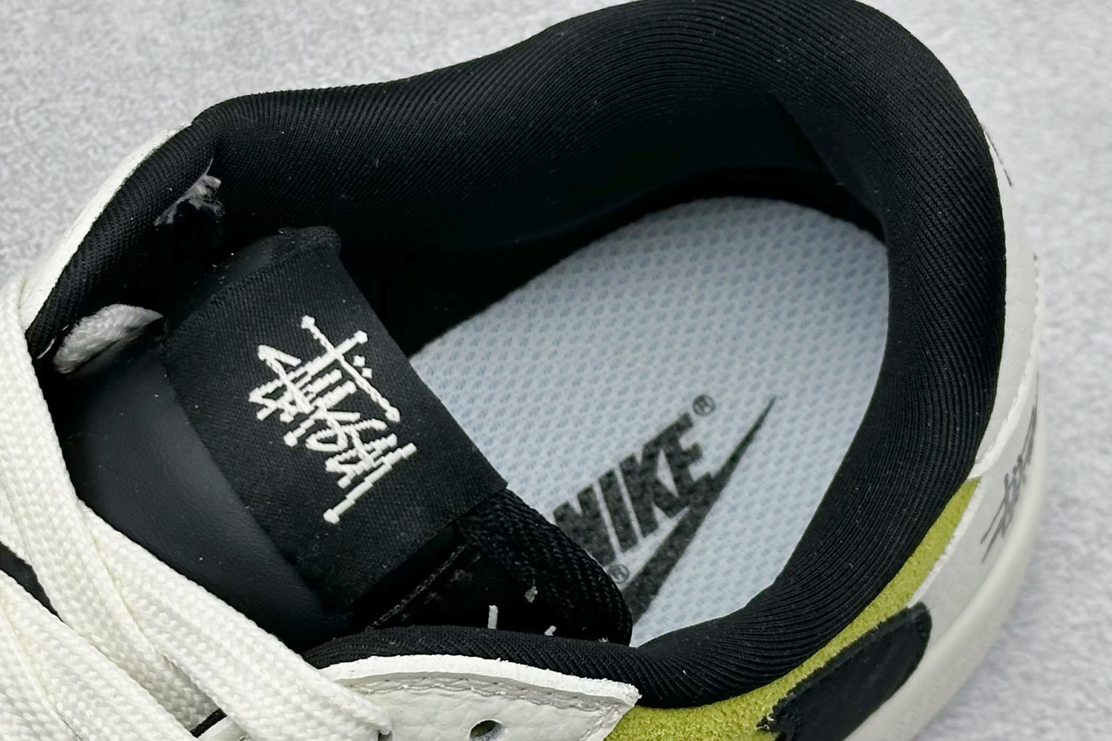 图片[8]-福利特价  Fragment x Travis Scott x 斯图西 Air Jordan 1 Low 三方联名倒钩 性价比原盒出货 全新的三方联名低帮倒钩鞋面延续了黑脚趾设计，整双鞋以全荔枝皮打造，腰身搭配白色「倒勾」，再点缀上Travis Scott 标志性的Logo，后跟处以藤原浩最拿手的蓝色为主色调，完善极具Fragment Design的白蓝黑设计风格，左右脚分别以Travis Scott鬼脸和乔丹飞翼加以修饰，彰显出三方联名的奢华格调。 货号：JH6089 002 尺码：36 36.5 37.5 38 38.5 39 40 40.5 41 42 42.5 43 44 44.5 45-选品中心