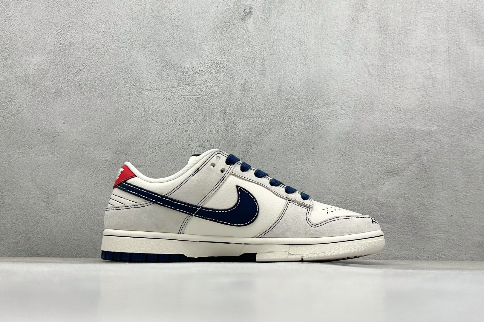 图片[2]-福利特价  Nk SB Dunk Low 斯图西联名 周年高端定制 低帮休闲板鞋  #定制鞋盒 大厂纯原品质出货 超高清洁度 皮料切割干净无任何毛边 细节完美 货号：MM1089-032  尺码：36 36.5 37.5 38 38.5 39 40 40.5 41 42 42.5 43 44 44.5 45-选品中心