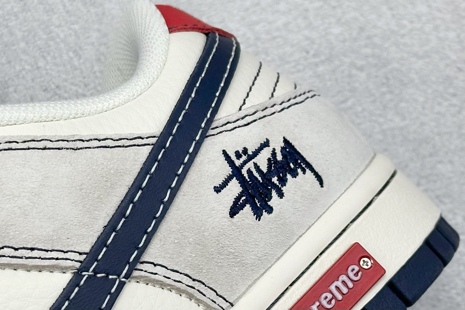 图片[9]-福利特价  Nk SB Dunk Low 斯图西联名 周年高端定制 低帮休闲板鞋  #定制鞋盒 大厂纯原品质出货 超高清洁度 皮料切割干净无任何毛边 细节完美 货号：MM1089-032  尺码：36 36.5 37.5 38 38.5 39 40 40.5 41 42 42.5 43 44 44.5 45-选品中心