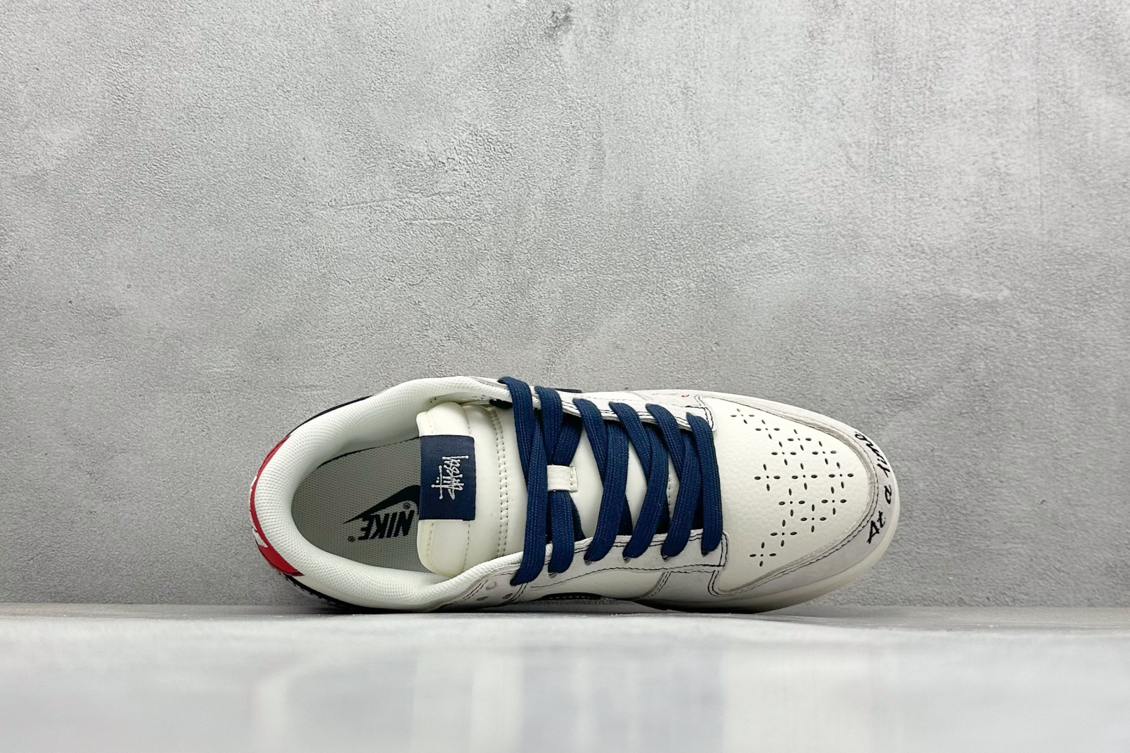 图片[3]-福利特价  Nk SB Dunk Low 斯图西联名 周年高端定制 低帮休闲板鞋  #定制鞋盒 大厂纯原品质出货 超高清洁度 皮料切割干净无任何毛边 细节完美 货号：MM1089-032  尺码：36 36.5 37.5 38 38.5 39 40 40.5 41 42 42.5 43 44 44.5 45-选品中心