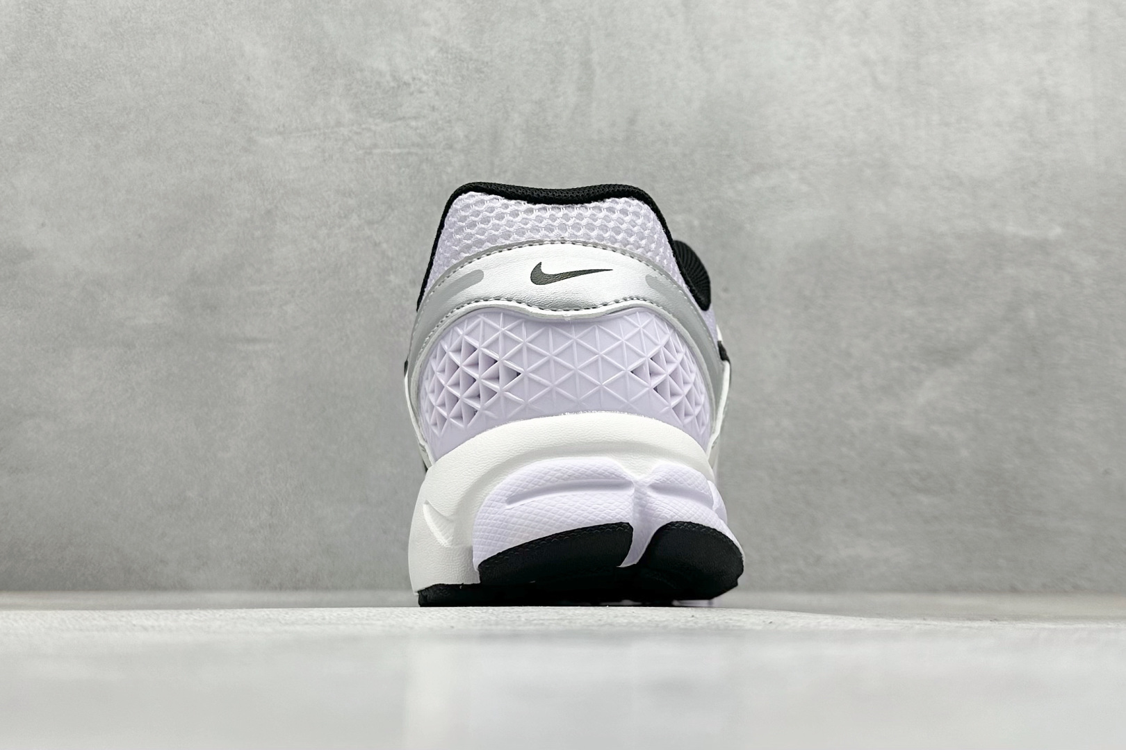 图片[6]-NIKE ZOOM Vomero 5 复古风潮 网面透气运动鞋 先行尝鲜版 紧致的鞋面材质提供良好的包裹性 鞋侧 Swoosh以及鞋头部分搭配增添不少亮点的镀铬细节 鞋垫上印有Bill Bowerman头像 将细节拉满 中底饰有独特的做旧效果 最后搭载黑色外底 凸显整双鞋的复古气质 货号： IB7253-500 尺码： 36-45-选品中心