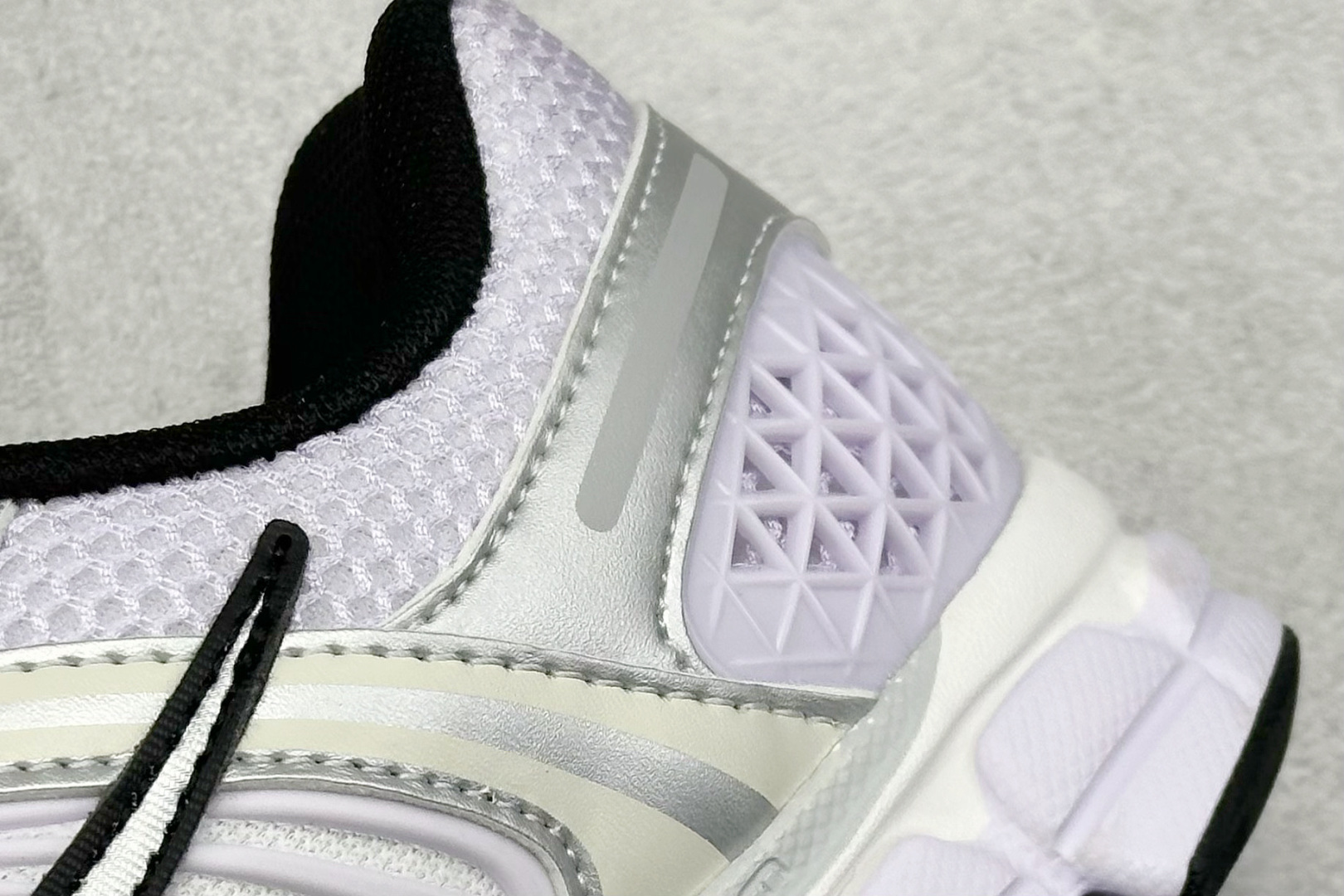 图片[9]-NIKE ZOOM Vomero 5 复古风潮 网面透气运动鞋 先行尝鲜版 紧致的鞋面材质提供良好的包裹性 鞋侧 Swoosh以及鞋头部分搭配增添不少亮点的镀铬细节 鞋垫上印有Bill Bowerman头像 将细节拉满 中底饰有独特的做旧效果 最后搭载黑色外底 凸显整双鞋的复古气质 货号： IB7253-500 尺码： 36-45-选品中心