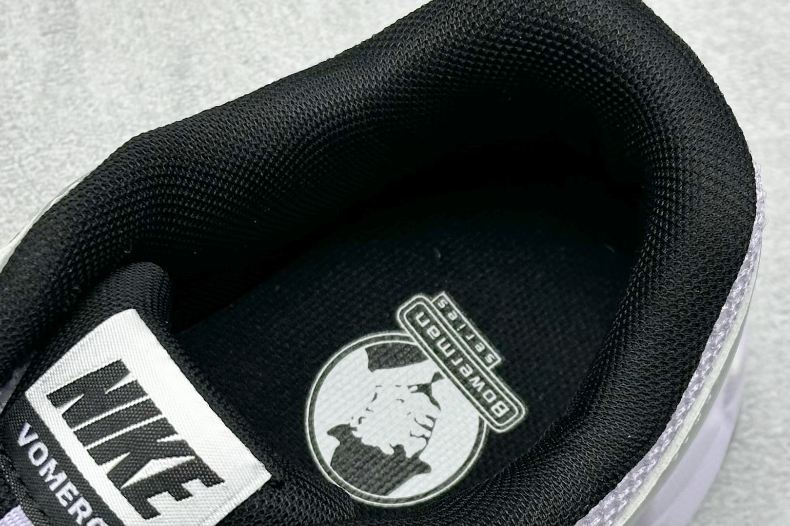 图片[8]-NIKE ZOOM Vomero 5 复古风潮 网面透气运动鞋 先行尝鲜版 紧致的鞋面材质提供良好的包裹性 鞋侧 Swoosh以及鞋头部分搭配增添不少亮点的镀铬细节 鞋垫上印有Bill Bowerman头像 将细节拉满 中底饰有独特的做旧效果 最后搭载黑色外底 凸显整双鞋的复古气质 货号： IB7253-500 尺码： 36-45-选品中心