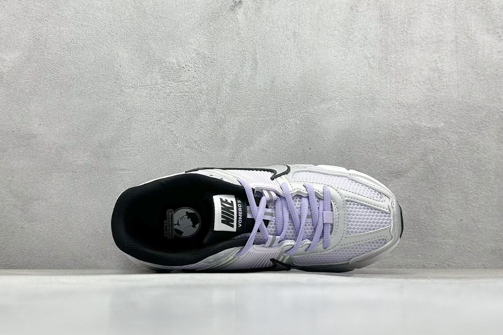 图片[3]-NIKE ZOOM Vomero 5 复古风潮 网面透气运动鞋 先行尝鲜版 紧致的鞋面材质提供良好的包裹性 鞋侧 Swoosh以及鞋头部分搭配增添不少亮点的镀铬细节 鞋垫上印有Bill Bowerman头像 将细节拉满 中底饰有独特的做旧效果 最后搭载黑色外底 凸显整双鞋的复古气质 货号： IB7253-500 尺码： 36-45-选品中心