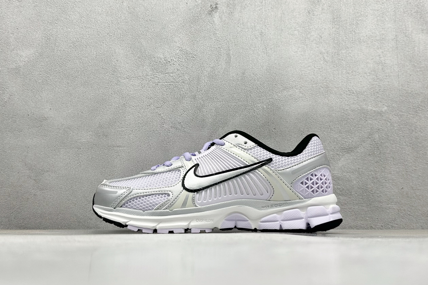 NIKE ZOOM Vomero 5 复古风潮 网面透气运动鞋 先行尝鲜版 紧致的鞋面材质提供良好的包裹性 鞋侧 Swoosh以及鞋头部分搭配增添不少亮点的镀铬细节 鞋垫上印有Bill Bowerman头像 将细节拉满 中底饰有独特的做旧效果 最后搭载黑色外底 凸显整双鞋的复古气质 货号： IB7253-500 尺码： 36-45-选品中心