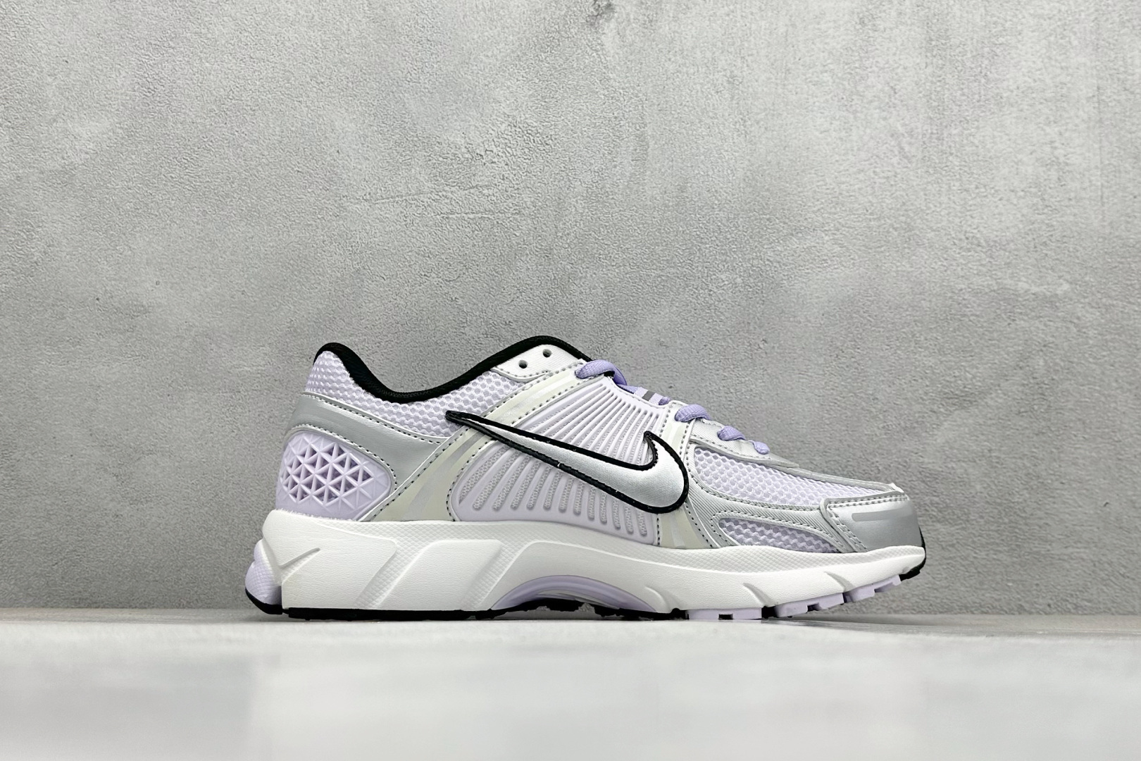 图片[2]-NIKE ZOOM Vomero 5 复古风潮 网面透气运动鞋 先行尝鲜版 紧致的鞋面材质提供良好的包裹性 鞋侧 Swoosh以及鞋头部分搭配增添不少亮点的镀铬细节 鞋垫上印有Bill Bowerman头像 将细节拉满 中底饰有独特的做旧效果 最后搭载黑色外底 凸显整双鞋的复古气质 货号： IB7253-500 尺码： 36-45-选品中心