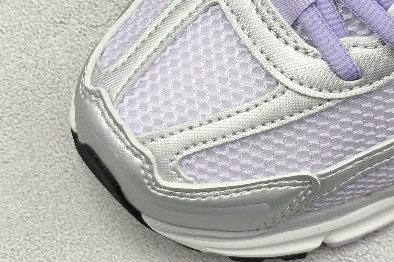 图片[7]-NIKE ZOOM Vomero 5 复古风潮 网面透气运动鞋 先行尝鲜版 紧致的鞋面材质提供良好的包裹性 鞋侧 Swoosh以及鞋头部分搭配增添不少亮点的镀铬细节 鞋垫上印有Bill Bowerman头像 将细节拉满 中底饰有独特的做旧效果 最后搭载黑色外底 凸显整双鞋的复古气质 货号： IB7253-500 尺码： 36-45-选品中心