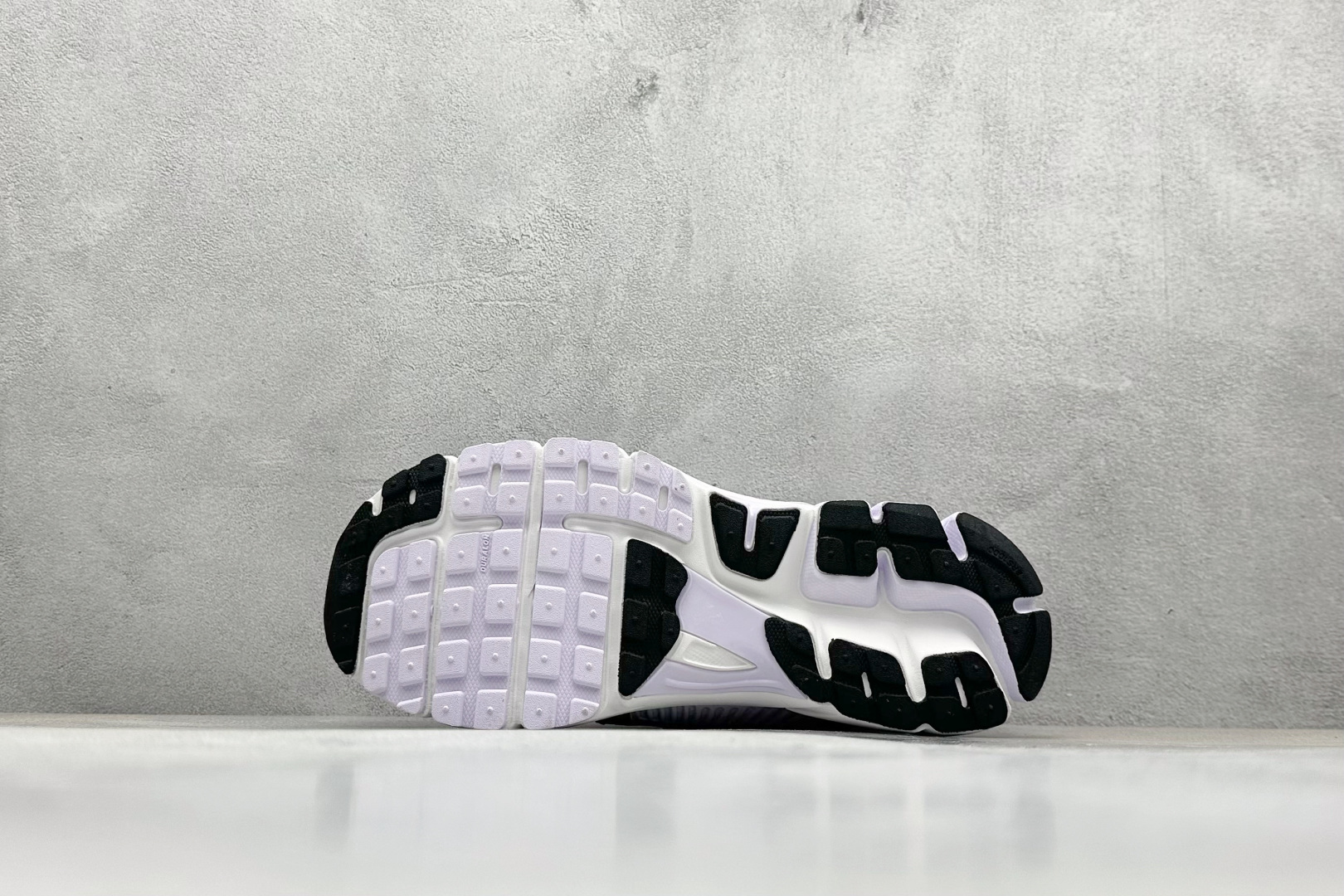 图片[4]-NIKE ZOOM Vomero 5 复古风潮 网面透气运动鞋 先行尝鲜版 紧致的鞋面材质提供良好的包裹性 鞋侧 Swoosh以及鞋头部分搭配增添不少亮点的镀铬细节 鞋垫上印有Bill Bowerman头像 将细节拉满 中底饰有独特的做旧效果 最后搭载黑色外底 凸显整双鞋的复古气质 货号： IB7253-500 尺码： 36-45-选品中心