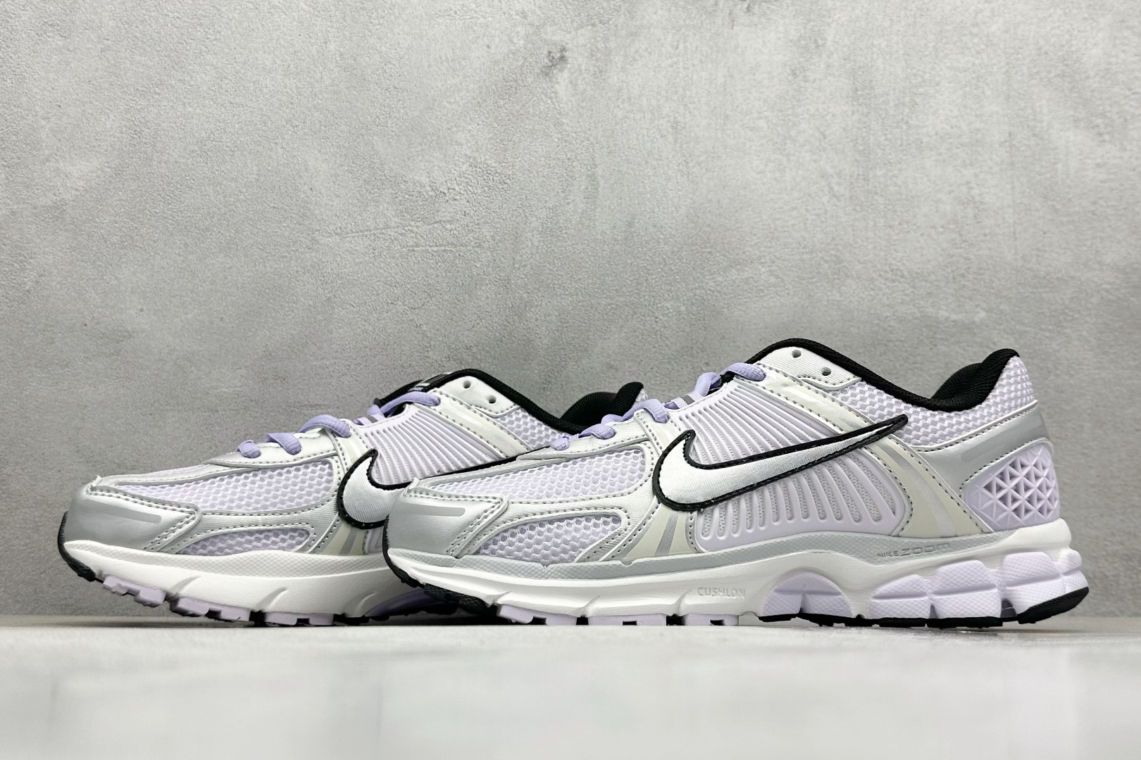 图片[5]-NIKE ZOOM Vomero 5 复古风潮 网面透气运动鞋 先行尝鲜版 紧致的鞋面材质提供良好的包裹性 鞋侧 Swoosh以及鞋头部分搭配增添不少亮点的镀铬细节 鞋垫上印有Bill Bowerman头像 将细节拉满 中底饰有独特的做旧效果 最后搭载黑色外底 凸显整双鞋的复古气质 货号： IB7253-500 尺码： 36-45-选品中心