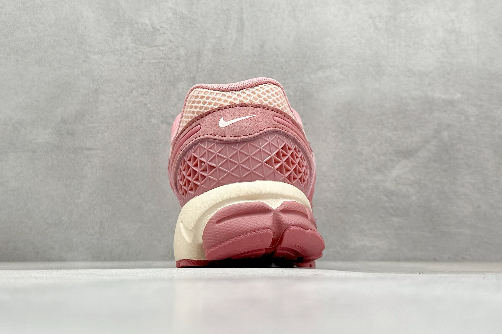 图片[6]-NIKE ZOOM Vomero 5 复古风潮 网面透气运动鞋 先行尝鲜版 紧致的鞋面材质提供良好的包裹性 鞋侧 Swoosh以及鞋头部分搭配增添不少亮点的镀铬细节 鞋垫上印有Bill Bowerman头像 将细节拉满 中底饰有独特的做旧效果 最后搭载黑色外底 凸显整双鞋的复古气质 货号： HF1553-600 尺码： 36-45-选品中心