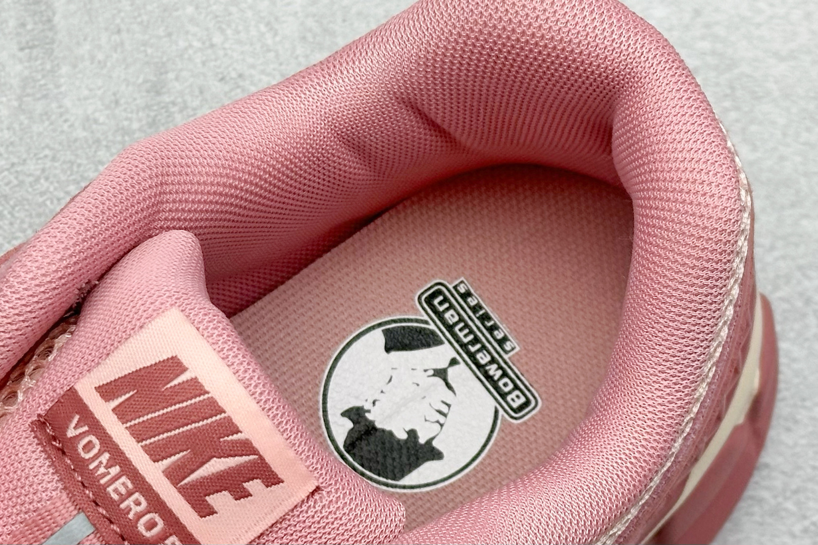 图片[8]-NIKE ZOOM Vomero 5 复古风潮 网面透气运动鞋 先行尝鲜版 紧致的鞋面材质提供良好的包裹性 鞋侧 Swoosh以及鞋头部分搭配增添不少亮点的镀铬细节 鞋垫上印有Bill Bowerman头像 将细节拉满 中底饰有独特的做旧效果 最后搭载黑色外底 凸显整双鞋的复古气质 货号： HF1553-600 尺码： 36-45-选品中心