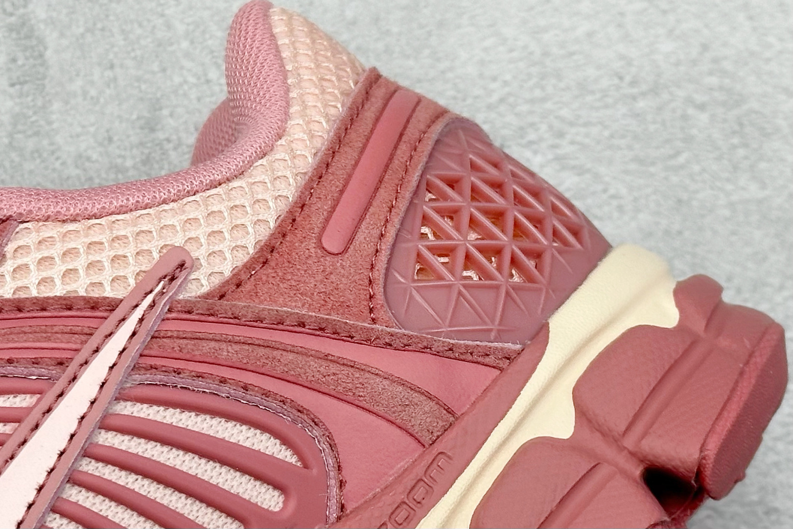 图片[9]-NIKE ZOOM Vomero 5 复古风潮 网面透气运动鞋 先行尝鲜版 紧致的鞋面材质提供良好的包裹性 鞋侧 Swoosh以及鞋头部分搭配增添不少亮点的镀铬细节 鞋垫上印有Bill Bowerman头像 将细节拉满 中底饰有独特的做旧效果 最后搭载黑色外底 凸显整双鞋的复古气质 货号： HF1553-600 尺码： 36-45-选品中心