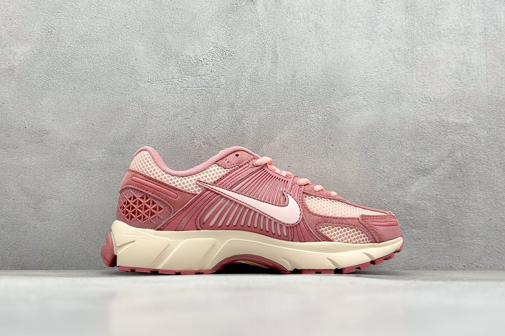 图片[2]-NIKE ZOOM Vomero 5 复古风潮 网面透气运动鞋 先行尝鲜版 紧致的鞋面材质提供良好的包裹性 鞋侧 Swoosh以及鞋头部分搭配增添不少亮点的镀铬细节 鞋垫上印有Bill Bowerman头像 将细节拉满 中底饰有独特的做旧效果 最后搭载黑色外底 凸显整双鞋的复古气质 货号： HF1553-600 尺码： 36-45-选品中心