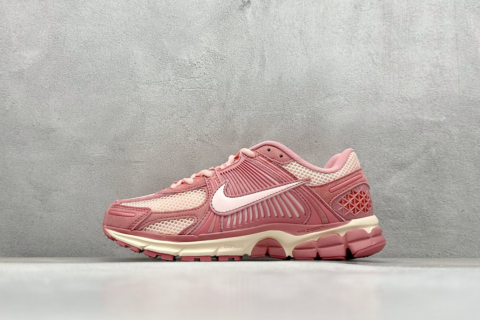 NIKE ZOOM Vomero 5 复古风潮 网面透气运动鞋 先行尝鲜版 紧致的鞋面材质提供良好的包裹性 鞋侧 Swoosh以及鞋头部分搭配增添不少亮点的镀铬细节 鞋垫上印有Bill Bowerman头像 将细节拉满 中底饰有独特的做旧效果 最后搭载黑色外底 凸显整双鞋的复古气质 货号： HF1553-600 尺码： 36-45-选品中心