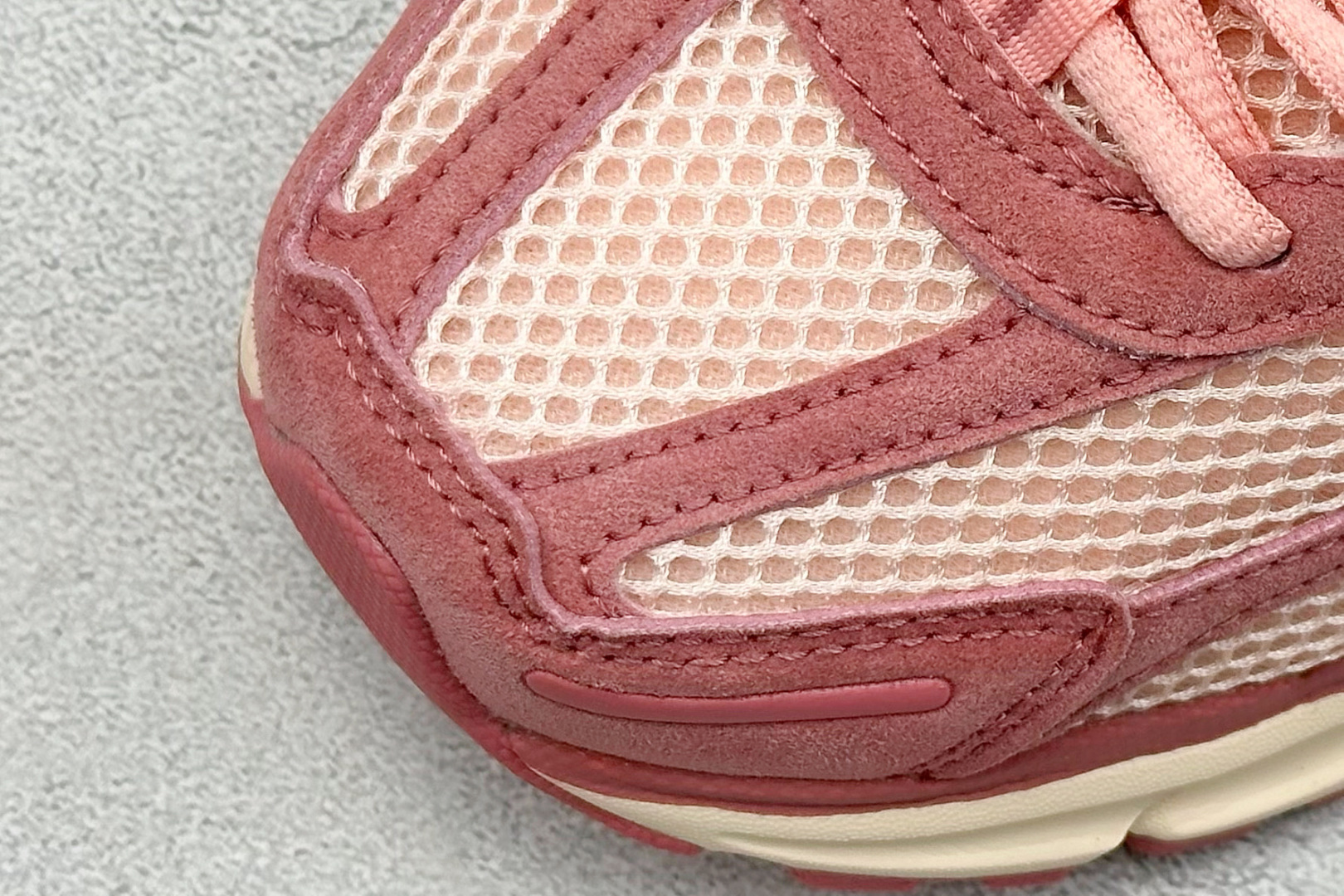 图片[7]-NIKE ZOOM Vomero 5 复古风潮 网面透气运动鞋 先行尝鲜版 紧致的鞋面材质提供良好的包裹性 鞋侧 Swoosh以及鞋头部分搭配增添不少亮点的镀铬细节 鞋垫上印有Bill Bowerman头像 将细节拉满 中底饰有独特的做旧效果 最后搭载黑色外底 凸显整双鞋的复古气质 货号： HF1553-600 尺码： 36-45-选品中心