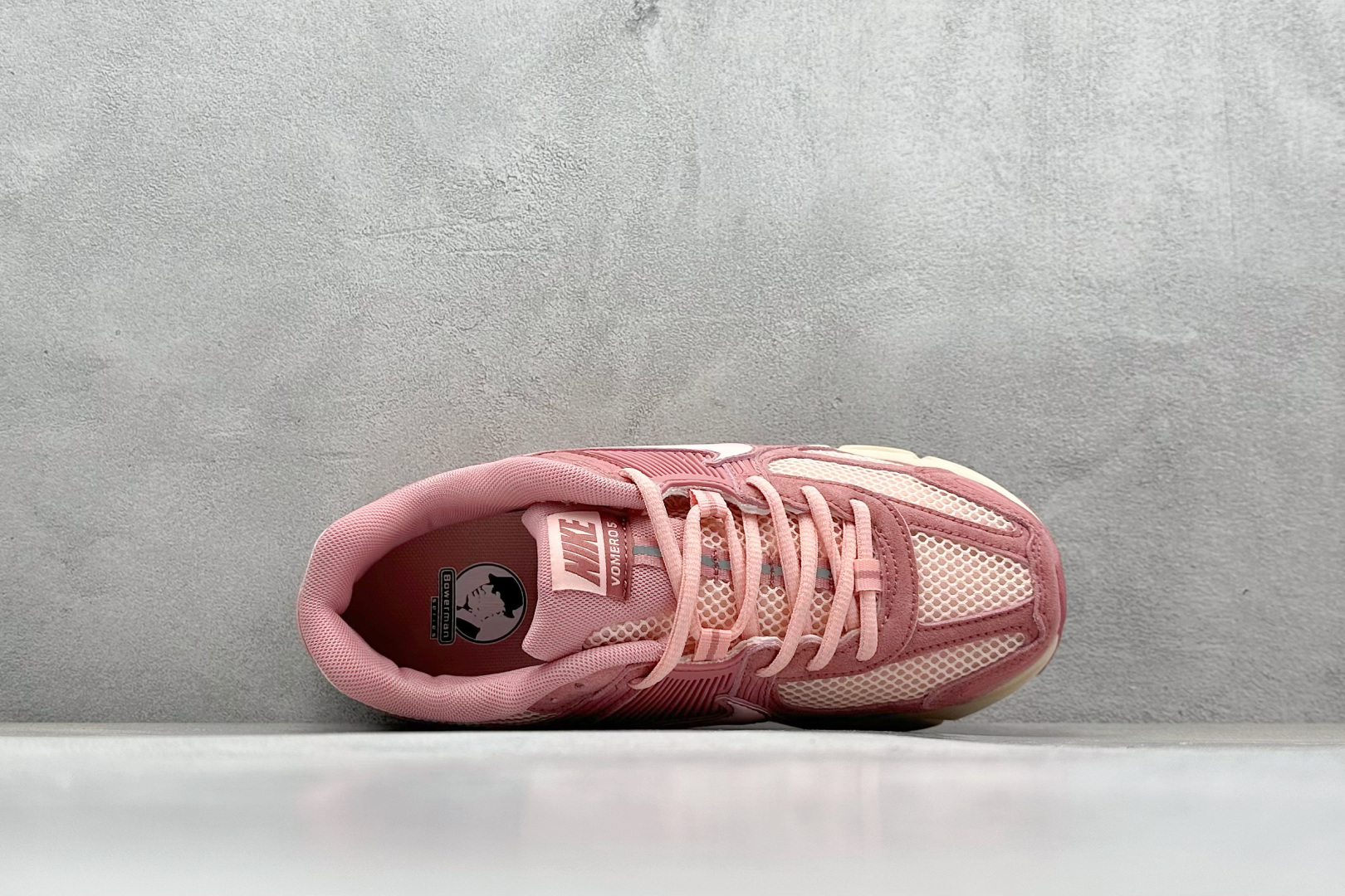 图片[3]-NIKE ZOOM Vomero 5 复古风潮 网面透气运动鞋 先行尝鲜版 紧致的鞋面材质提供良好的包裹性 鞋侧 Swoosh以及鞋头部分搭配增添不少亮点的镀铬细节 鞋垫上印有Bill Bowerman头像 将细节拉满 中底饰有独特的做旧效果 最后搭载黑色外底 凸显整双鞋的复古气质 货号： HF1553-600 尺码： 36-45-选品中心