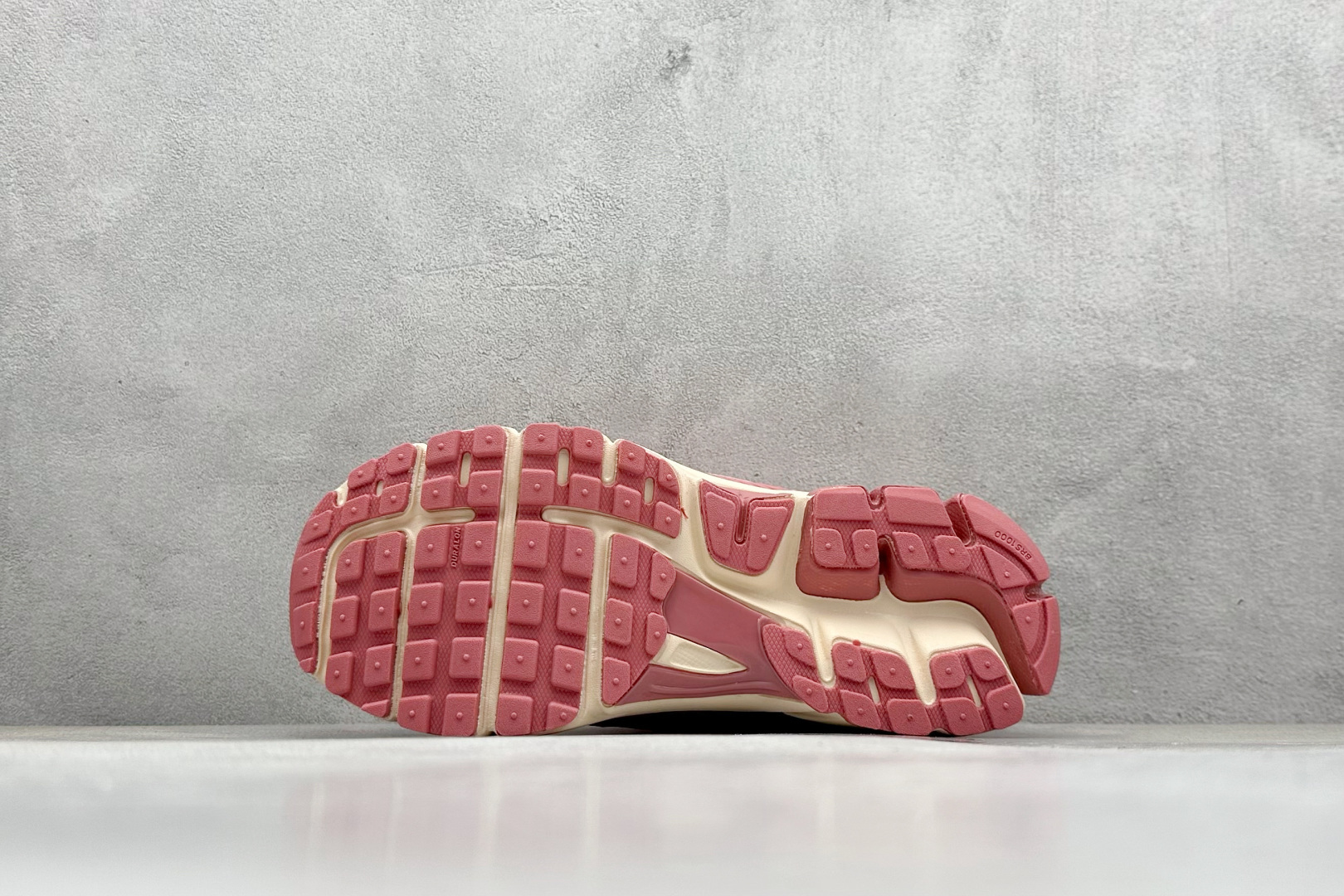 图片[4]-NIKE ZOOM Vomero 5 复古风潮 网面透气运动鞋 先行尝鲜版 紧致的鞋面材质提供良好的包裹性 鞋侧 Swoosh以及鞋头部分搭配增添不少亮点的镀铬细节 鞋垫上印有Bill Bowerman头像 将细节拉满 中底饰有独特的做旧效果 最后搭载黑色外底 凸显整双鞋的复古气质 货号： HF1553-600 尺码： 36-45-选品中心