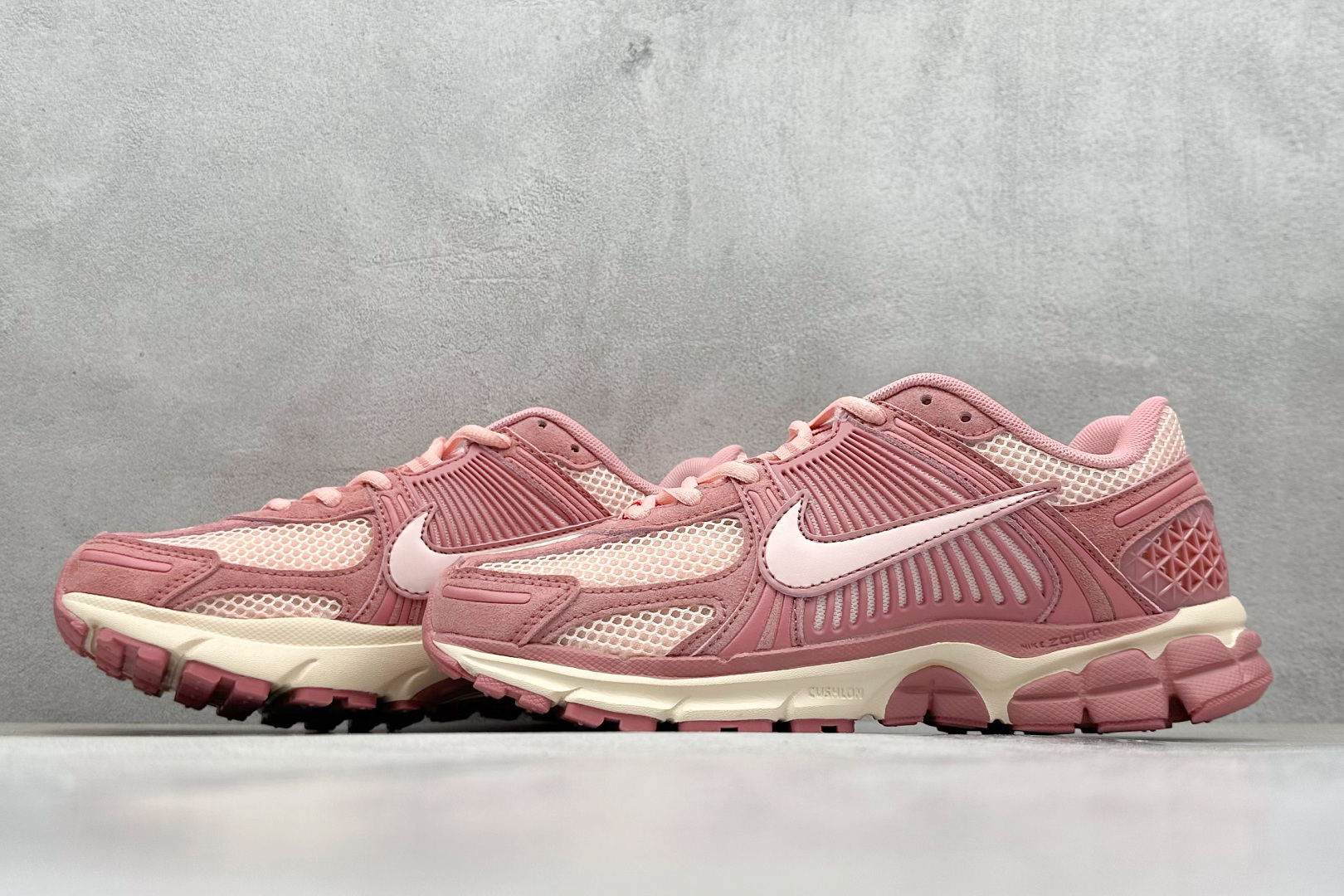 图片[5]-NIKE ZOOM Vomero 5 复古风潮 网面透气运动鞋 先行尝鲜版 紧致的鞋面材质提供良好的包裹性 鞋侧 Swoosh以及鞋头部分搭配增添不少亮点的镀铬细节 鞋垫上印有Bill Bowerman头像 将细节拉满 中底饰有独特的做旧效果 最后搭载黑色外底 凸显整双鞋的复古气质 货号： HF1553-600 尺码： 36-45-选品中心