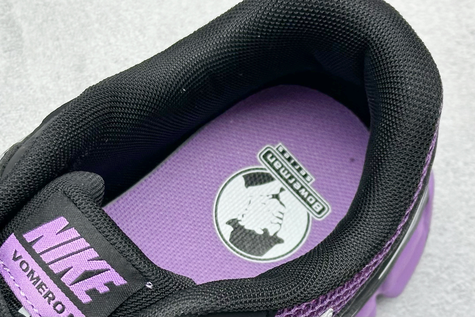 图片[8]-NIKE ZOOM Vomero 5 复古风潮 网面透气运动鞋 先行尝鲜版 紧致的鞋面材质提供良好的包裹性 鞋侧 Swoosh以及鞋头部分搭配增添不少亮点的镀铬细节 鞋垫上印有Bill Bowerman头像 将细节拉满 中底饰有独特的做旧效果 最后搭载黑色外底 凸显整双鞋的复古气质 货号： FB9149-500 尺码： 36-45-选品中心