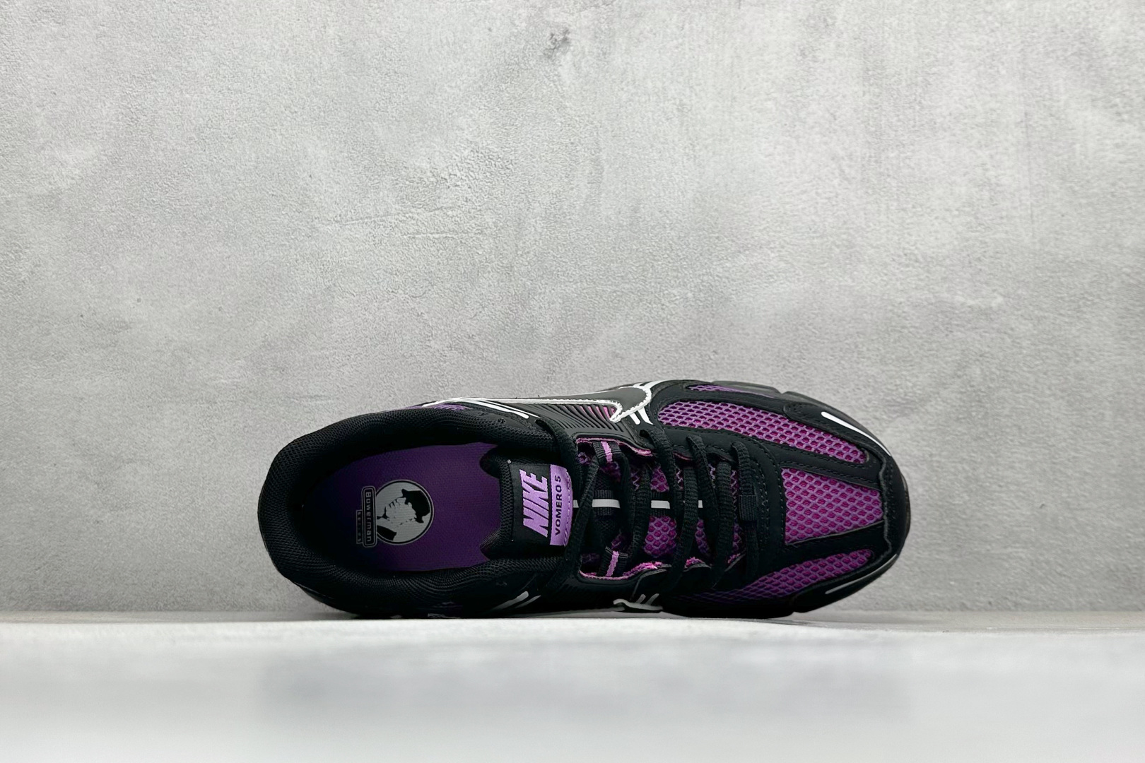 图片[3]-NIKE ZOOM Vomero 5 复古风潮 网面透气运动鞋 先行尝鲜版 紧致的鞋面材质提供良好的包裹性 鞋侧 Swoosh以及鞋头部分搭配增添不少亮点的镀铬细节 鞋垫上印有Bill Bowerman头像 将细节拉满 中底饰有独特的做旧效果 最后搭载黑色外底 凸显整双鞋的复古气质 货号： FB9149-500 尺码： 36-45-选品中心