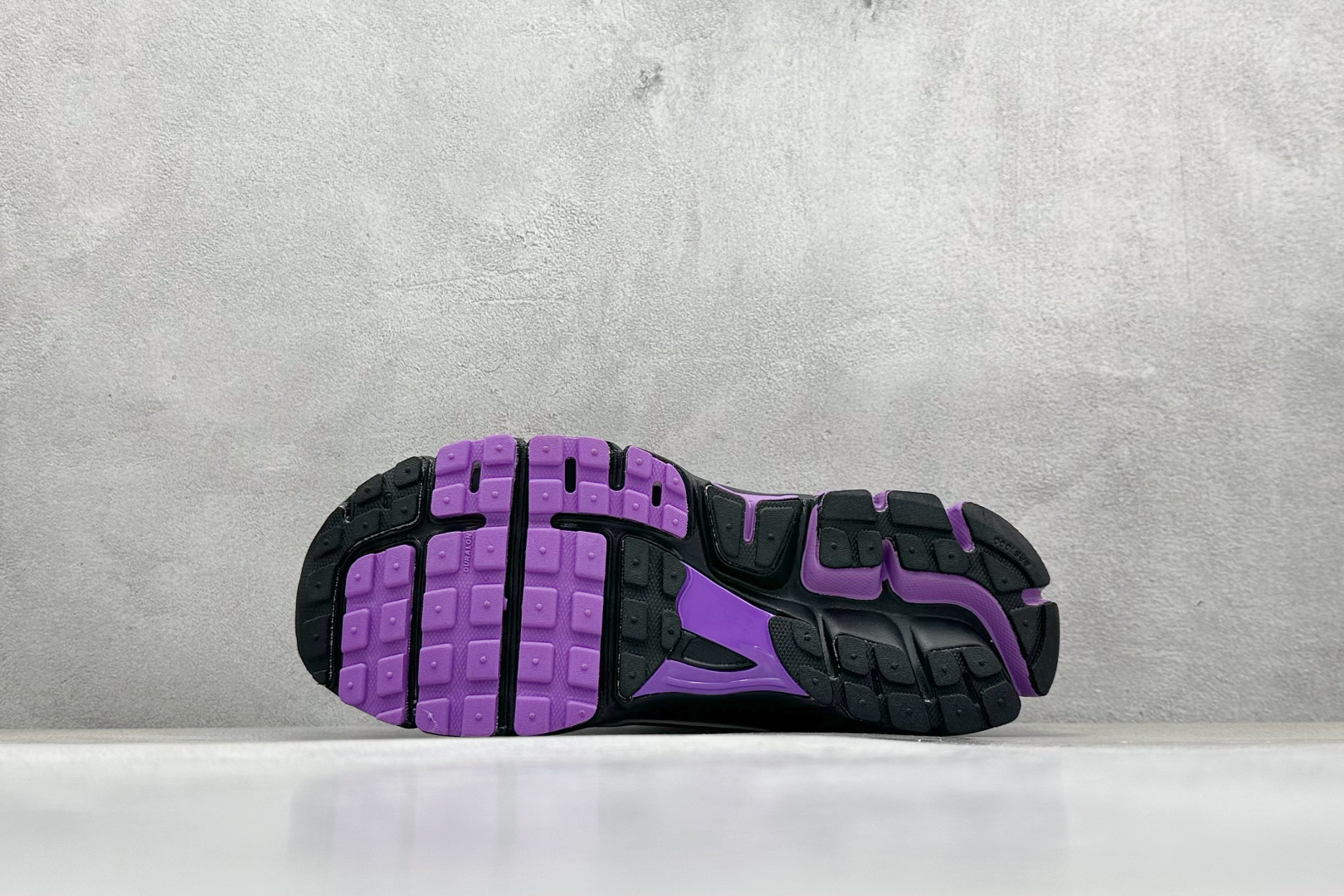 图片[4]-NIKE ZOOM Vomero 5 复古风潮 网面透气运动鞋 先行尝鲜版 紧致的鞋面材质提供良好的包裹性 鞋侧 Swoosh以及鞋头部分搭配增添不少亮点的镀铬细节 鞋垫上印有Bill Bowerman头像 将细节拉满 中底饰有独特的做旧效果 最后搭载黑色外底 凸显整双鞋的复古气质 货号： FB9149-500 尺码： 36-45-选品中心