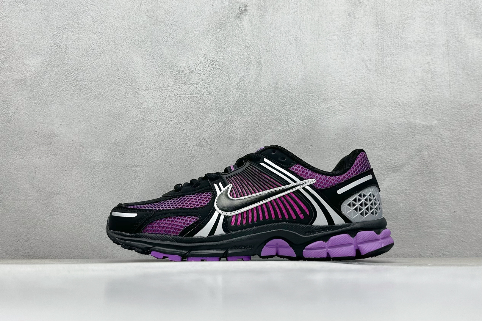 NIKE ZOOM Vomero 5 复古风潮 网面透气运动鞋 先行尝鲜版 紧致的鞋面材质提供良好的包裹性 鞋侧 Swoosh以及鞋头部分搭配增添不少亮点的镀铬细节 鞋垫上印有Bill Bowerman头像 将细节拉满 中底饰有独特的做旧效果 最后搭载黑色外底 凸显整双鞋的复古气质 货号: FB9149-500 尺码: 36-45-选品中心