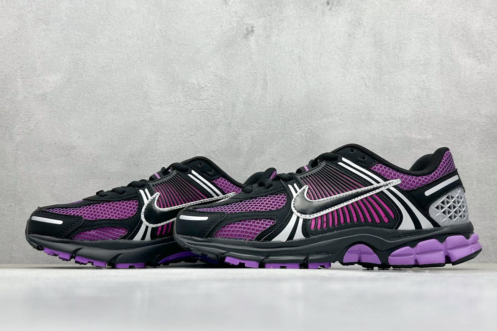 图片[5]-NIKE ZOOM Vomero 5 复古风潮 网面透气运动鞋 先行尝鲜版 紧致的鞋面材质提供良好的包裹性 鞋侧 Swoosh以及鞋头部分搭配增添不少亮点的镀铬细节 鞋垫上印有Bill Bowerman头像 将细节拉满 中底饰有独特的做旧效果 最后搭载黑色外底 凸显整双鞋的复古气质 货号： FB9149-500 尺码： 36-45-选品中心