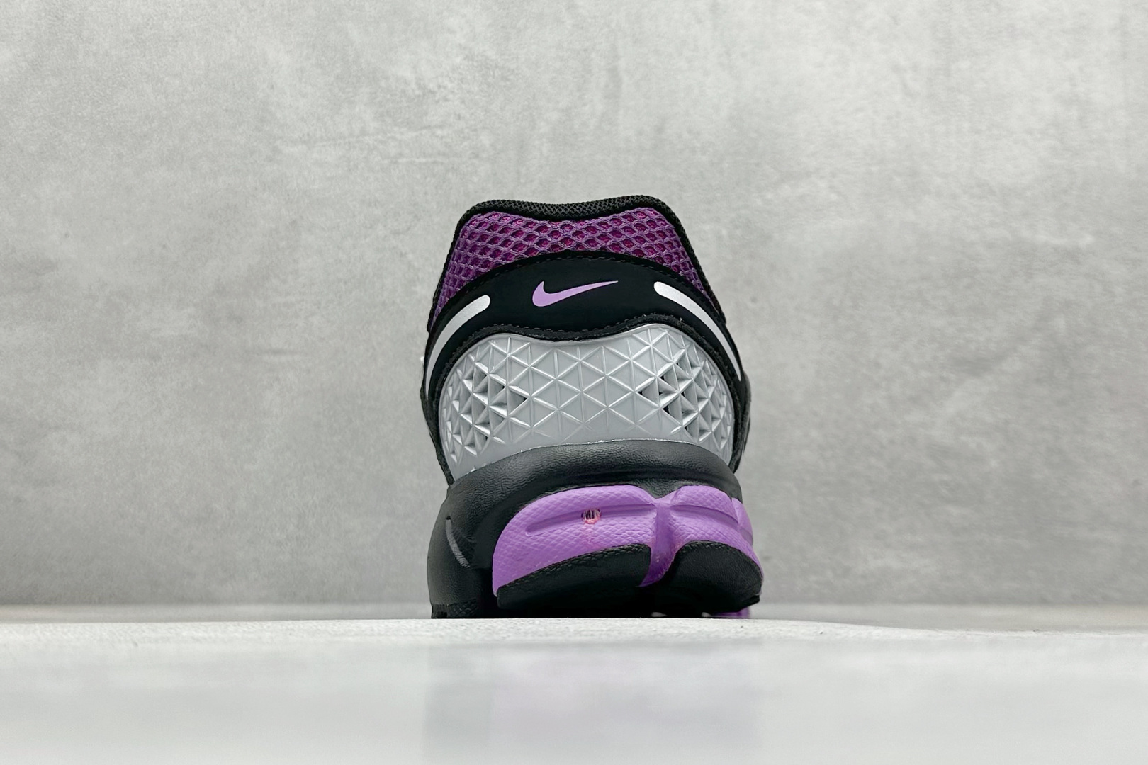 图片[6]-NIKE ZOOM Vomero 5 复古风潮 网面透气运动鞋 先行尝鲜版 紧致的鞋面材质提供良好的包裹性 鞋侧 Swoosh以及鞋头部分搭配增添不少亮点的镀铬细节 鞋垫上印有Bill Bowerman头像 将细节拉满 中底饰有独特的做旧效果 最后搭载黑色外底 凸显整双鞋的复古气质 货号： FB9149-500 尺码： 36-45-选品中心