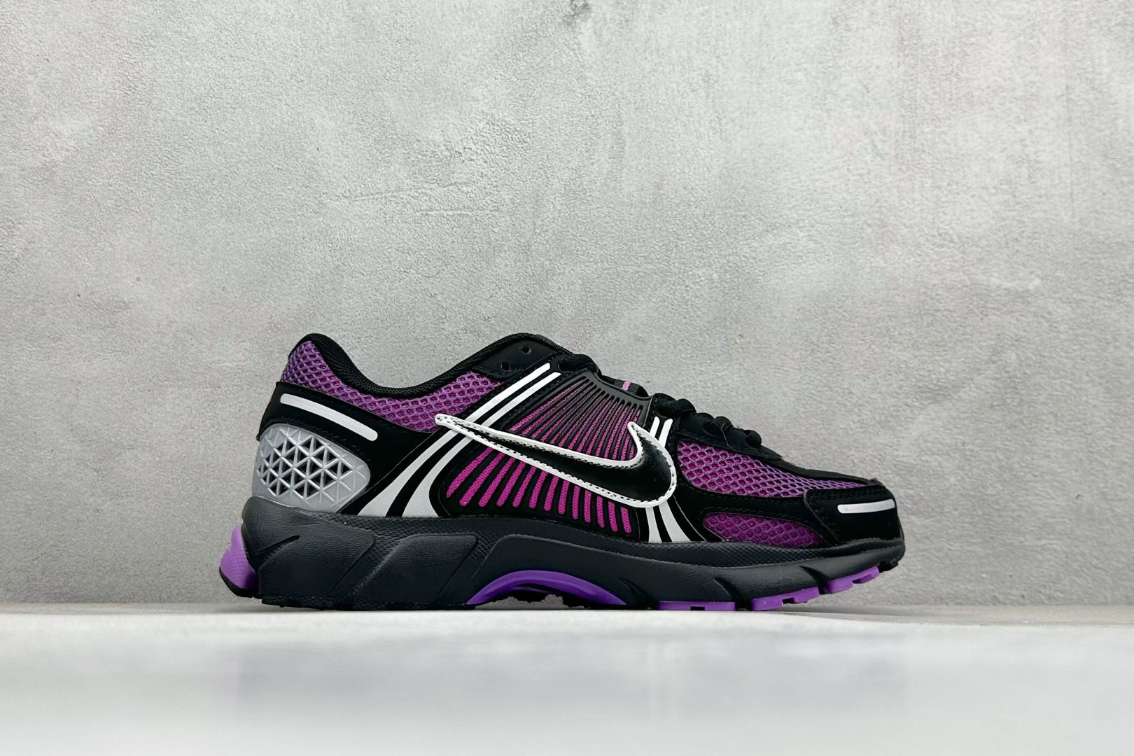 图片[2]-NIKE ZOOM Vomero 5 复古风潮 网面透气运动鞋 先行尝鲜版 紧致的鞋面材质提供良好的包裹性 鞋侧 Swoosh以及鞋头部分搭配增添不少亮点的镀铬细节 鞋垫上印有Bill Bowerman头像 将细节拉满 中底饰有独特的做旧效果 最后搭载黑色外底 凸显整双鞋的复古气质 货号： FB9149-500 尺码： 36-45-选品中心