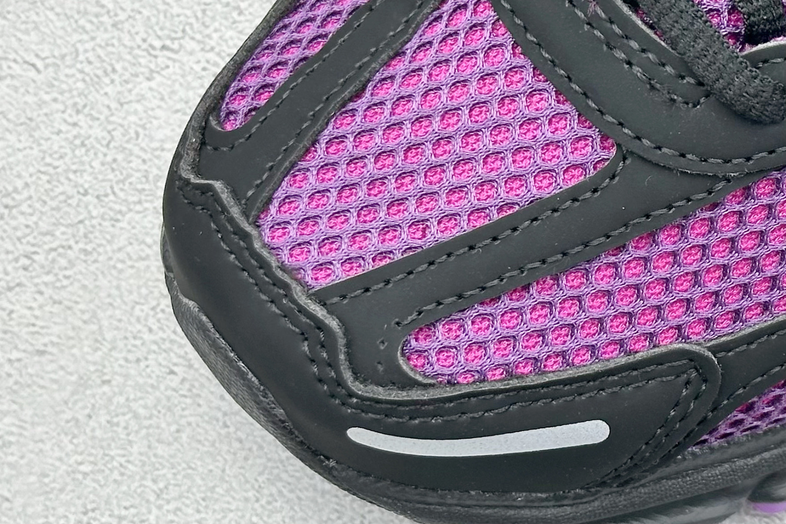 图片[7]-NIKE ZOOM Vomero 5 复古风潮 网面透气运动鞋 先行尝鲜版 紧致的鞋面材质提供良好的包裹性 鞋侧 Swoosh以及鞋头部分搭配增添不少亮点的镀铬细节 鞋垫上印有Bill Bowerman头像 将细节拉满 中底饰有独特的做旧效果 最后搭载黑色外底 凸显整双鞋的复古气质 货号： FB9149-500 尺码： 36-45-选品中心