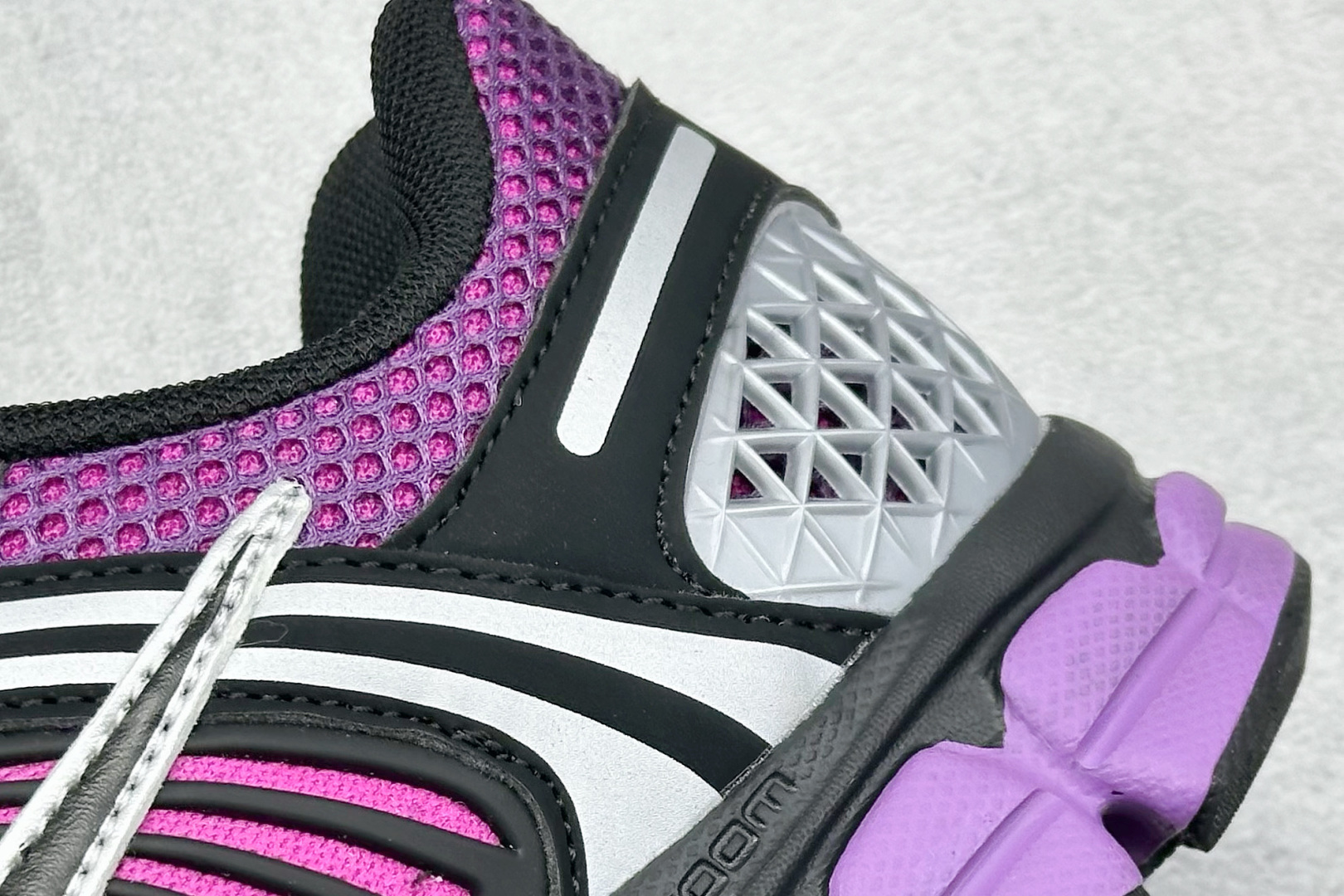 图片[9]-NIKE ZOOM Vomero 5 复古风潮 网面透气运动鞋 先行尝鲜版 紧致的鞋面材质提供良好的包裹性 鞋侧 Swoosh以及鞋头部分搭配增添不少亮点的镀铬细节 鞋垫上印有Bill Bowerman头像 将细节拉满 中底饰有独特的做旧效果 最后搭载黑色外底 凸显整双鞋的复古气质 货号： FB9149-500 尺码： 36-45-选品中心