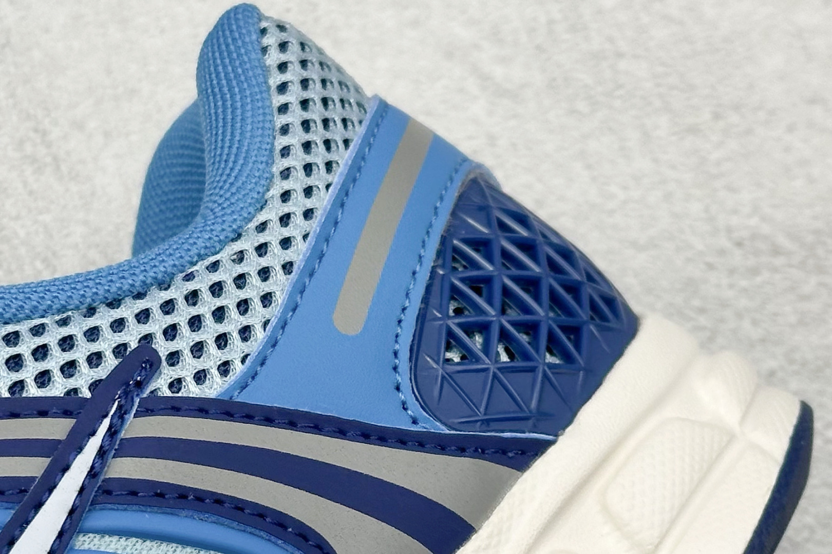 图片[9]-NIKE ZOOM Vomero 5 复古风潮 网面透气运动鞋 先行尝鲜版 紧致的鞋面材质提供良好的包裹性 鞋侧 Swoosh以及鞋头部分搭配增添不少亮点的镀铬细节 鞋垫上印有Bill Bowerman头像 将细节拉满 中底饰有独特的做旧效果 最后搭载黑色外底 凸显整双鞋的复古气质 货号： FB9149-400 尺码： 36-45-选品中心